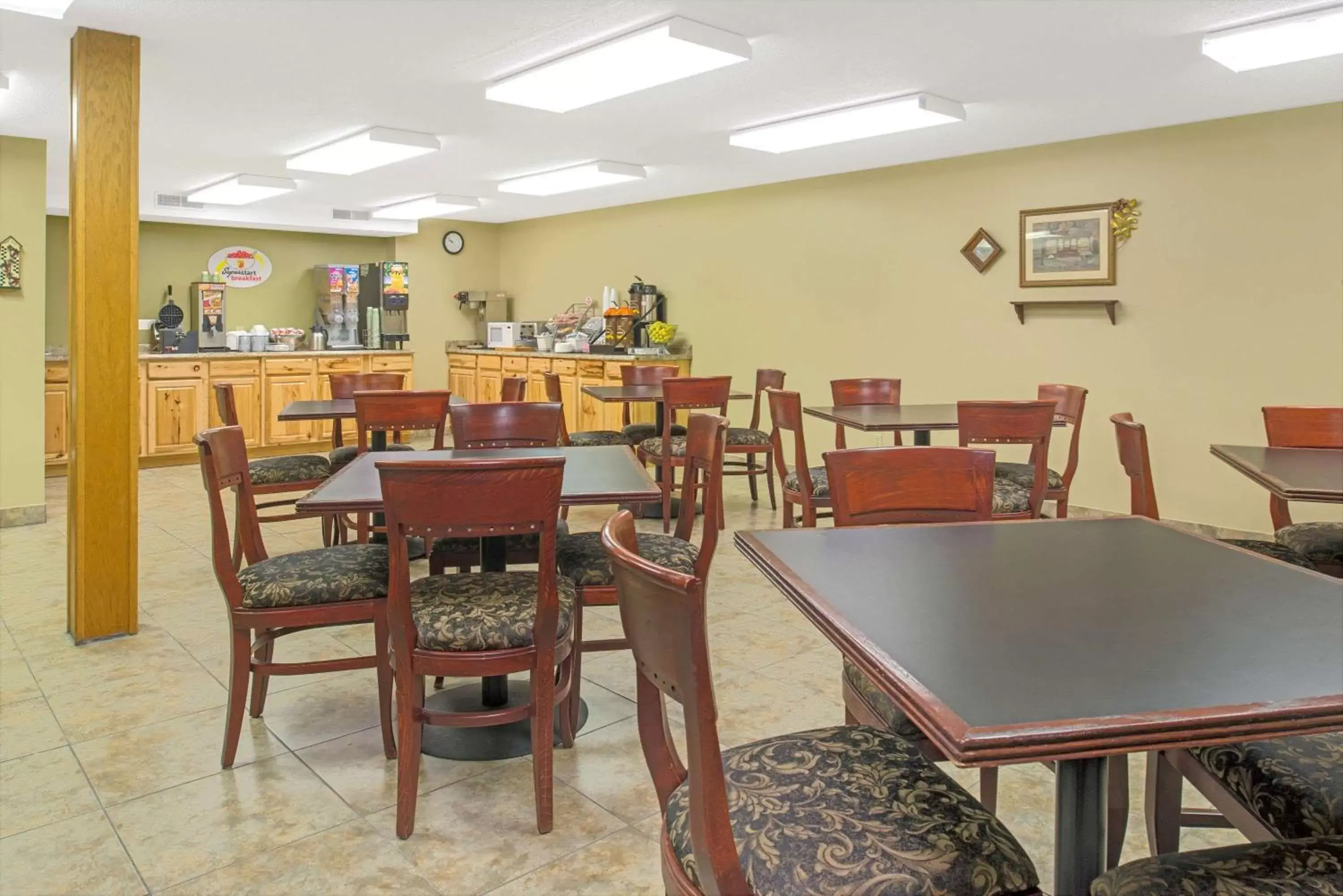 Restaurant/Places to Eat in Super 8 by Wyndham St. Clair MO