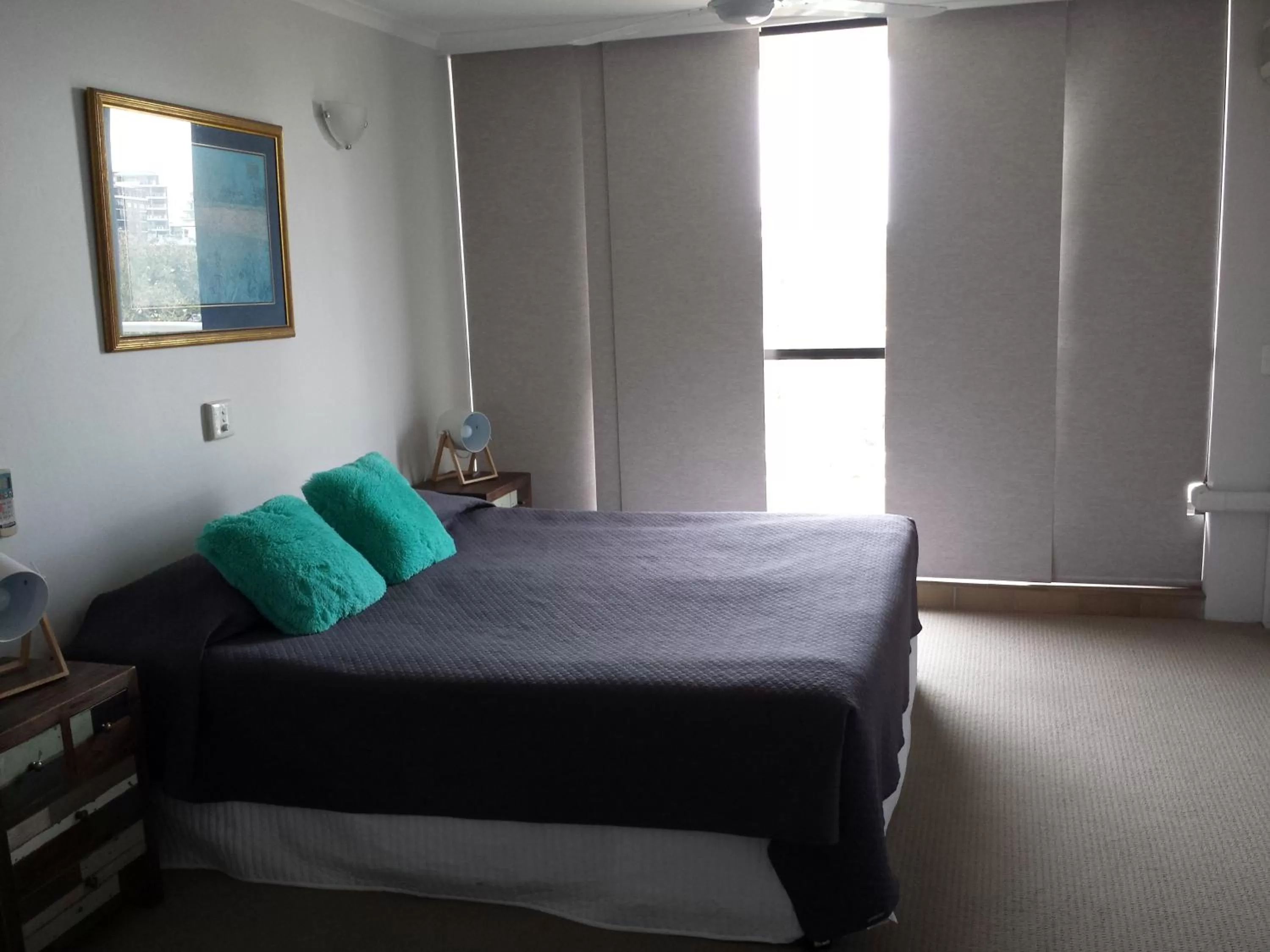 Bed in Kirribilli Apartments