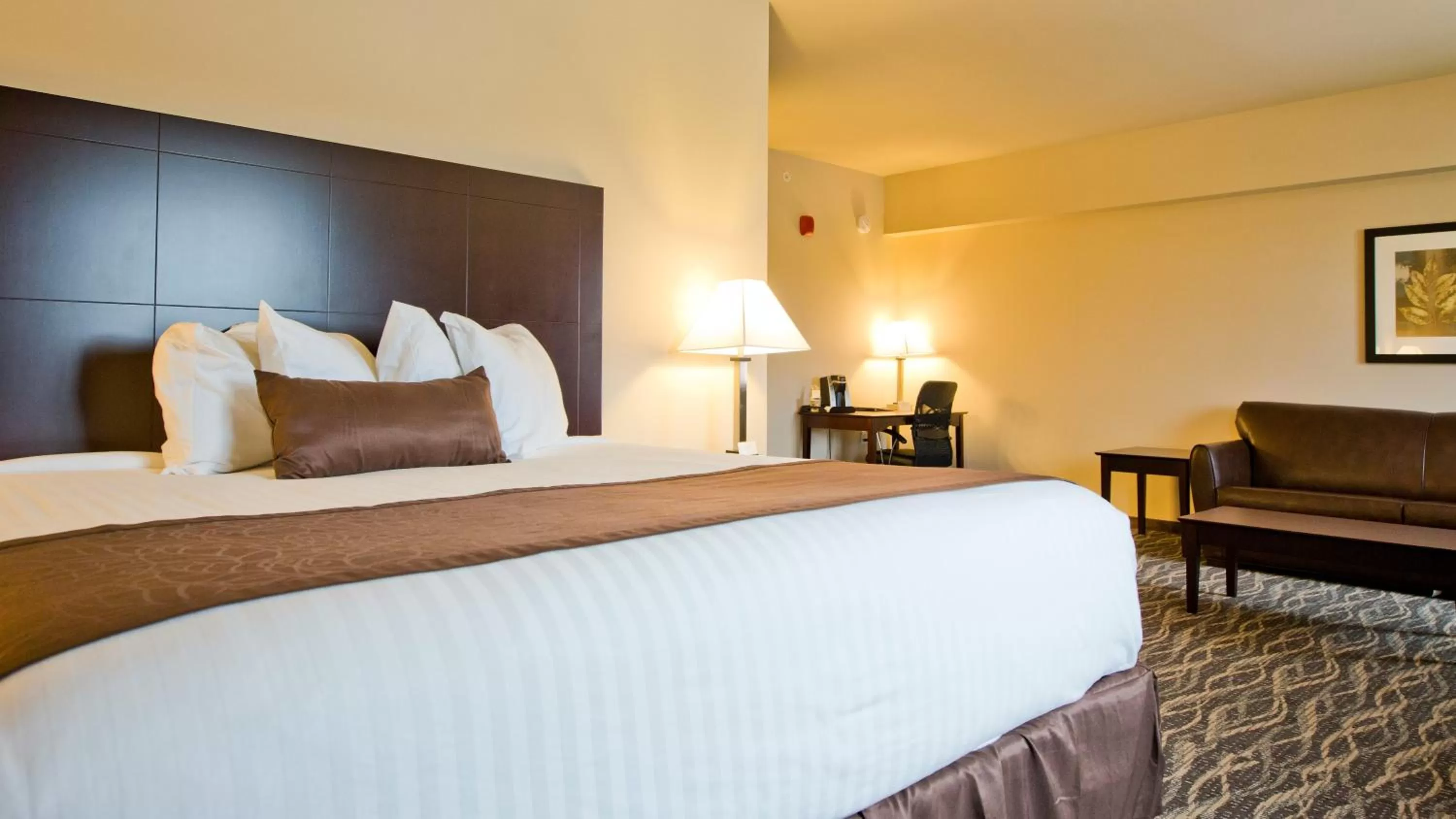 Bed in Cobblestone Inn & Suites - Boone