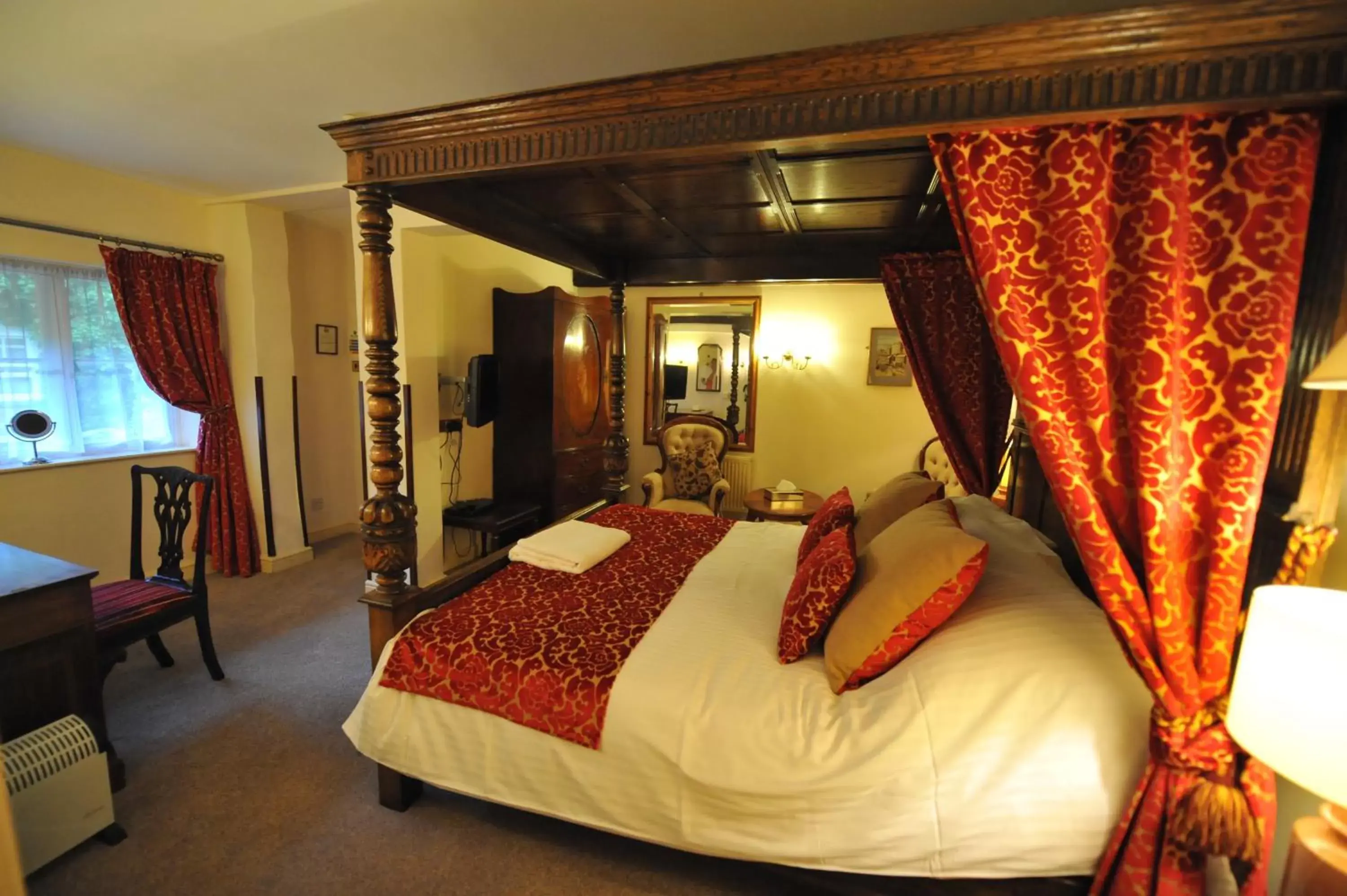 Photo of the whole room, Bed in The Greyhound Coaching Inn