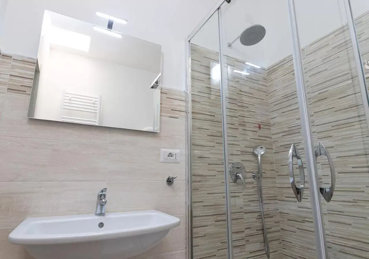 Shower, Bathroom in Hotel Residence Nemo