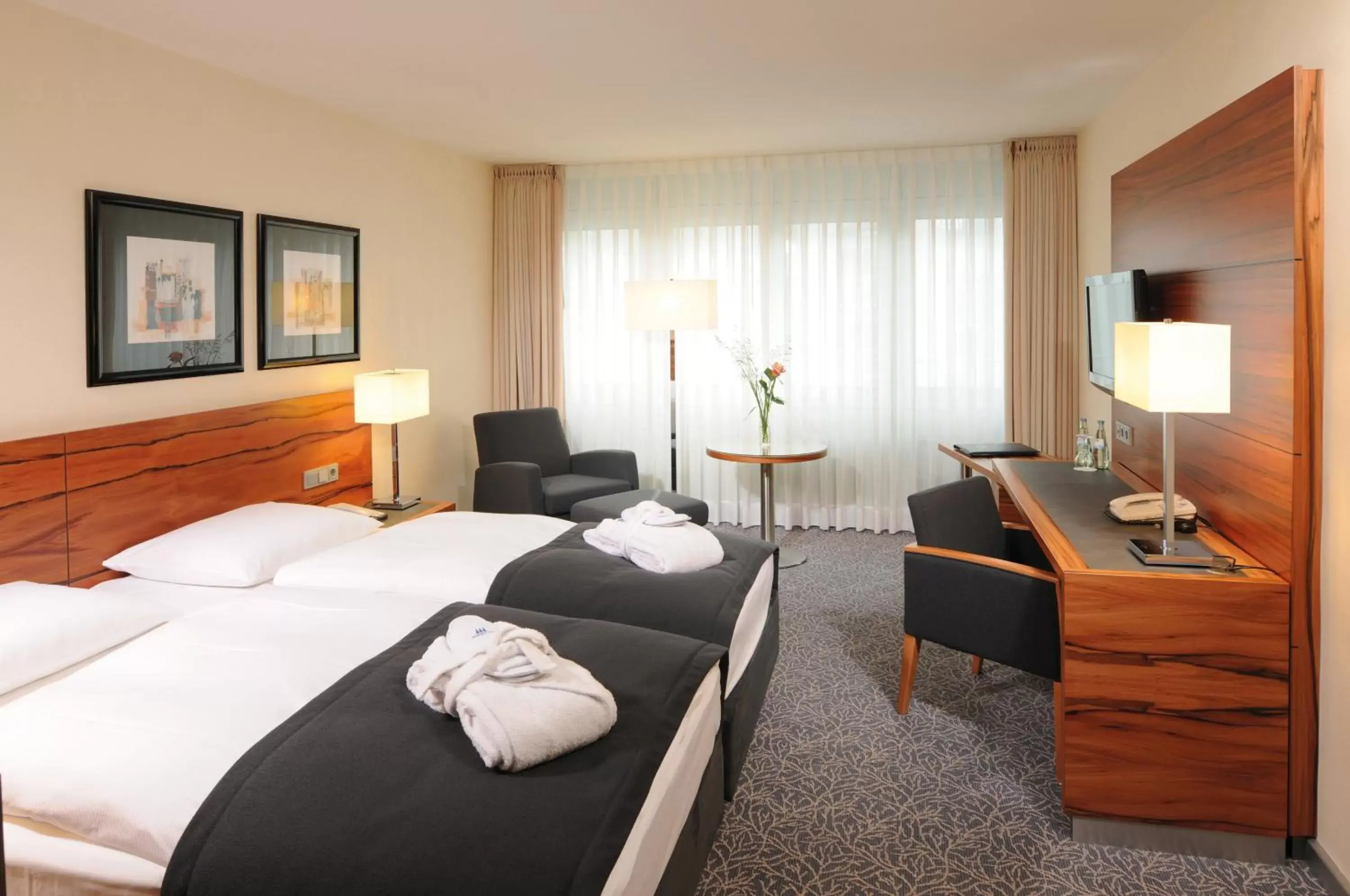 Photo of the whole room, Bed in Maritim Hotel München