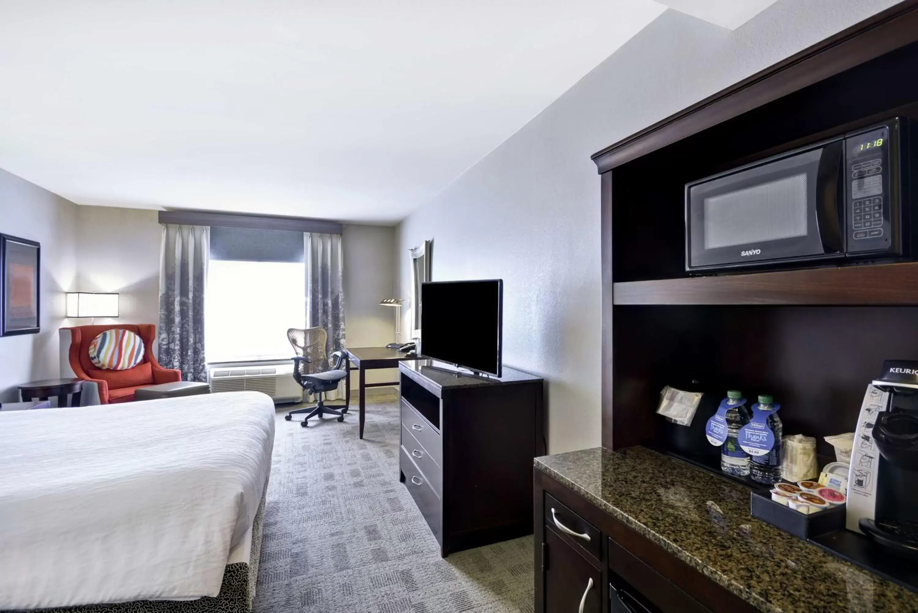 Bedroom, TV/Entertainment Center in Hilton Garden Inn Toledo / Perrysburg