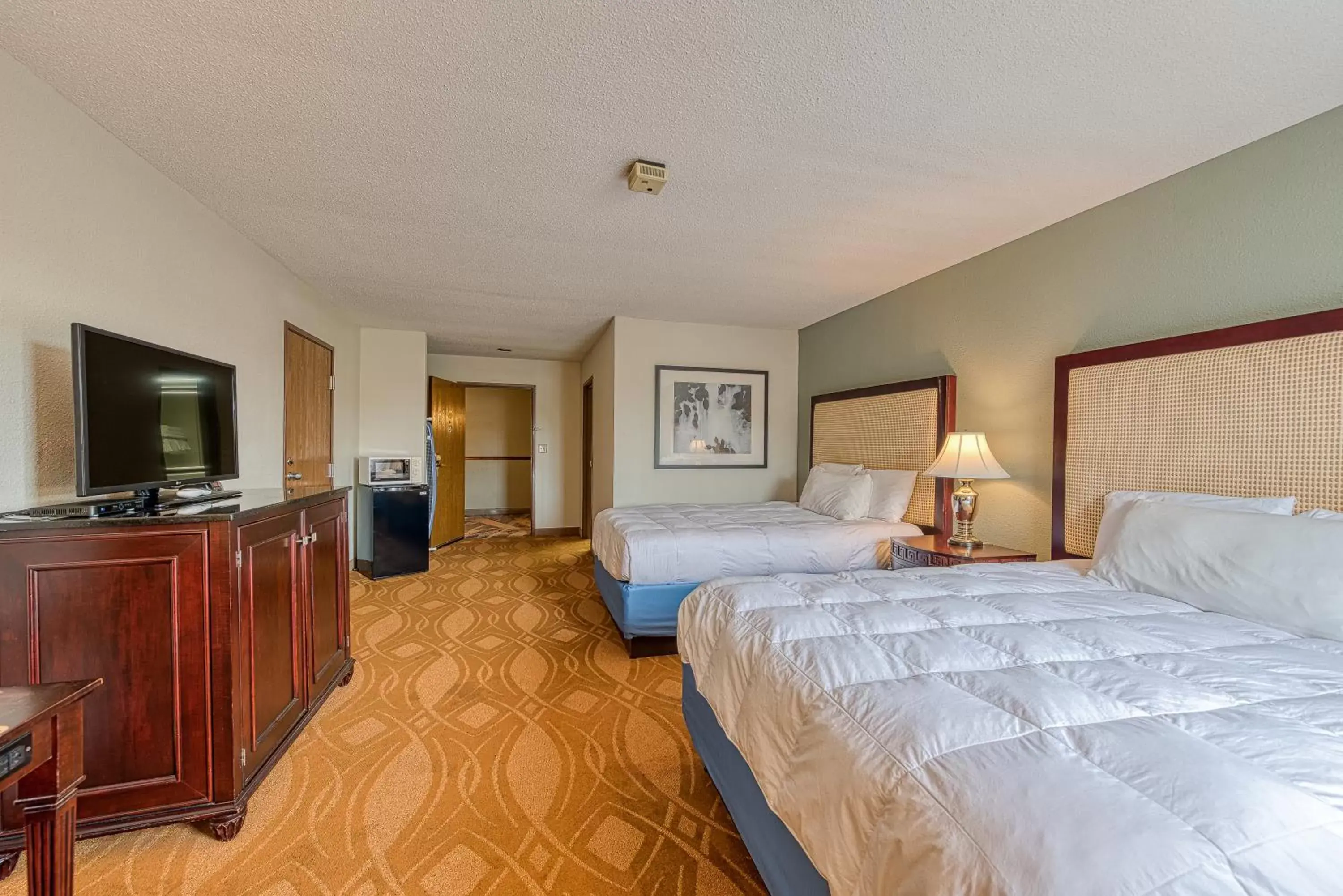 Bed in American Inn & suites
