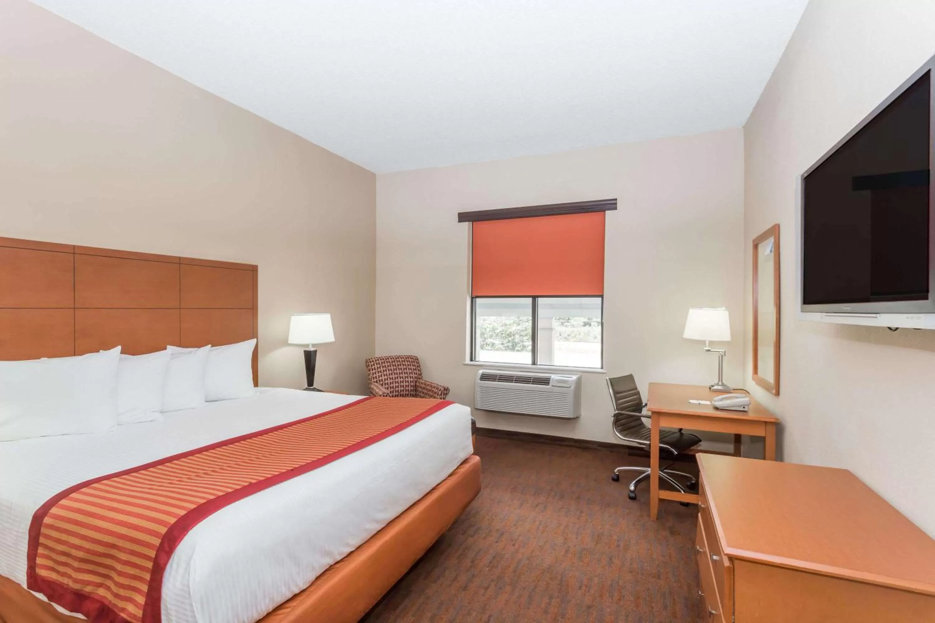 Photo of the whole room, Bed in Baymont by Wyndham Savannah/Garden City