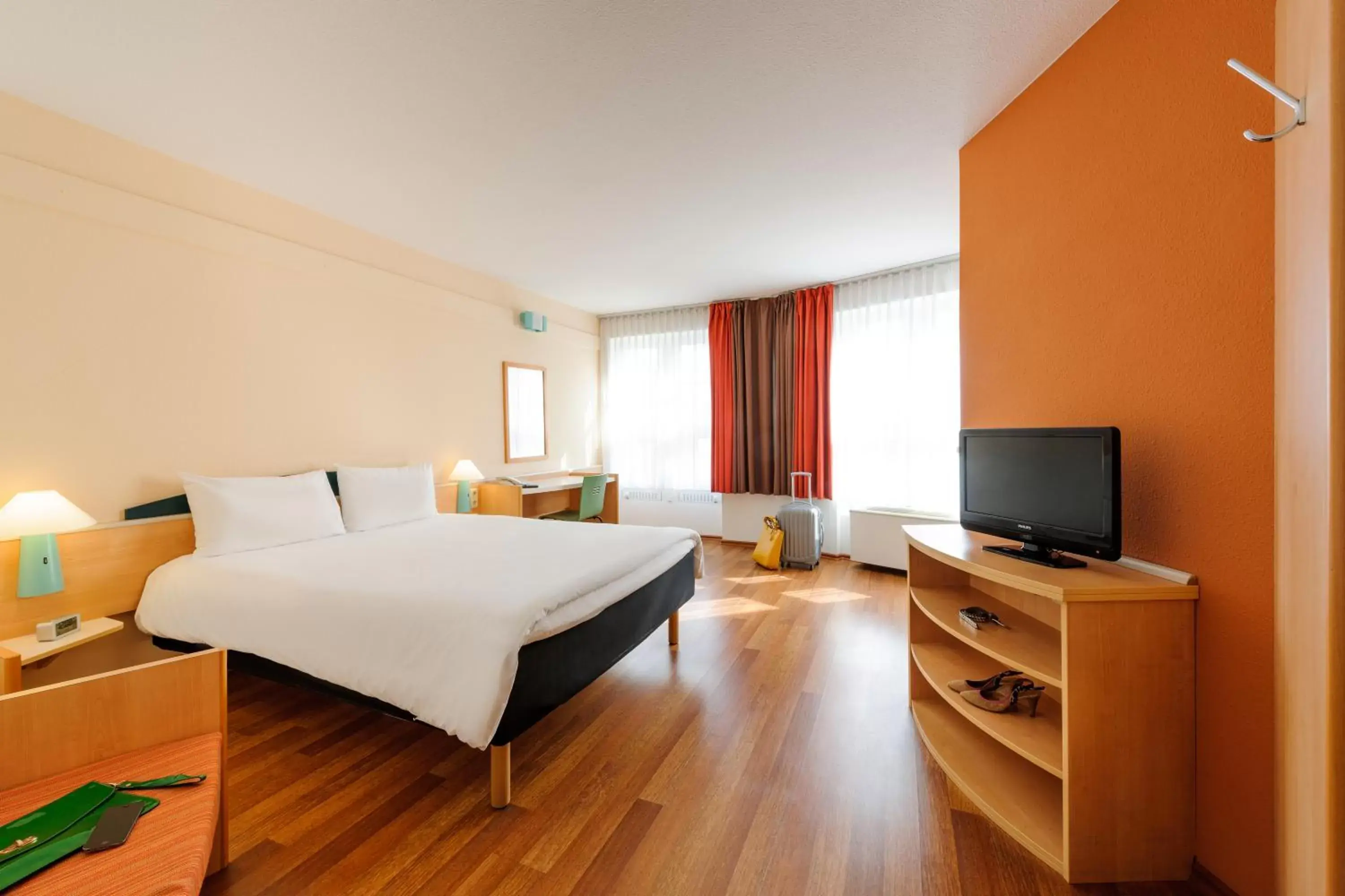 Photo of the whole room, TV/Entertainment Center in ibis Bamberg Altstadt