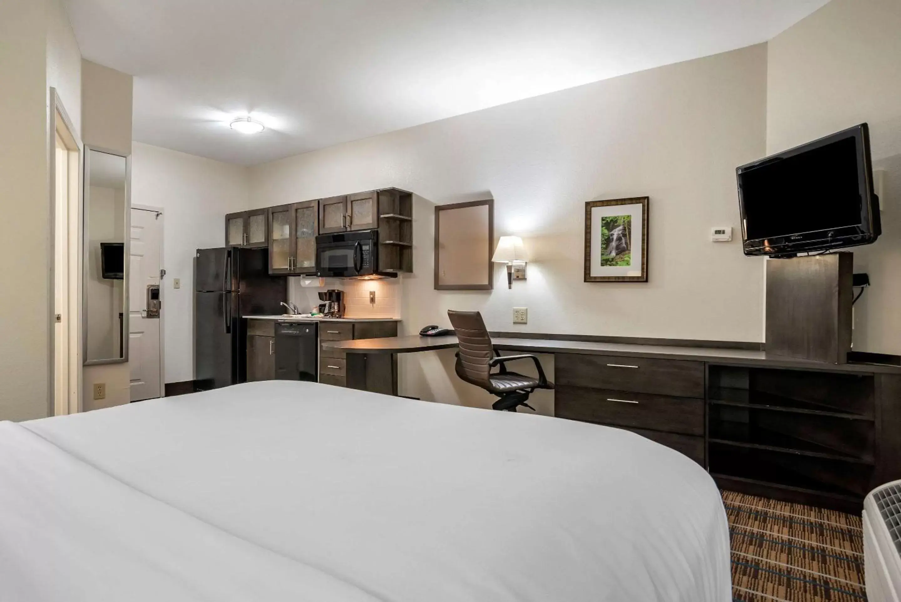 Bedroom, TV/Entertainment Center in MainStay Suites Denham Springs - Baton Rouge East