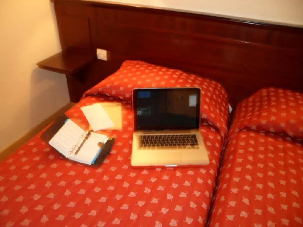 Bedroom, Bed in Hotel De Paris
