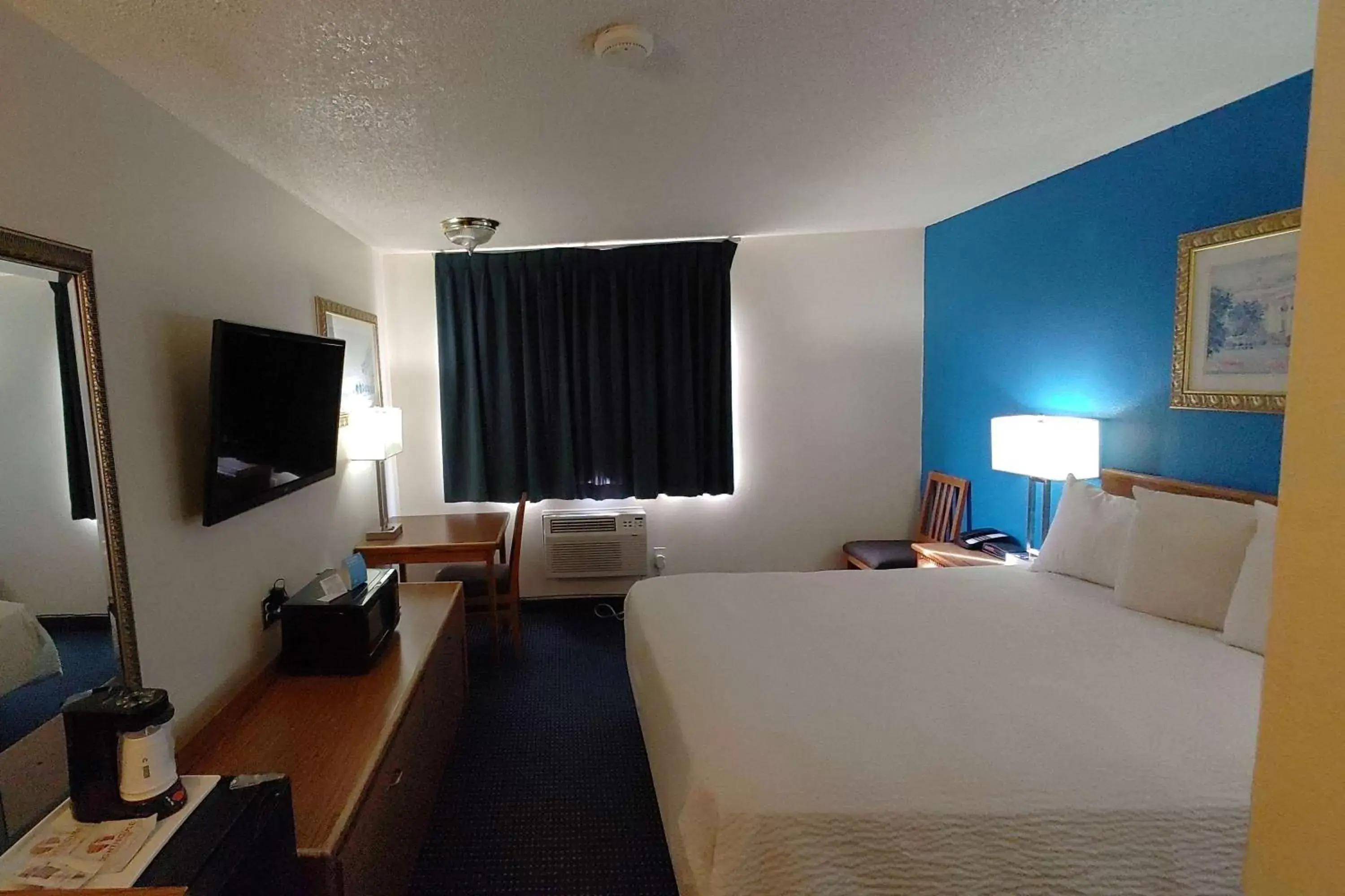 Photo of the whole room, TV/Entertainment Center in Days Inn by Wyndham Pocatello University Area