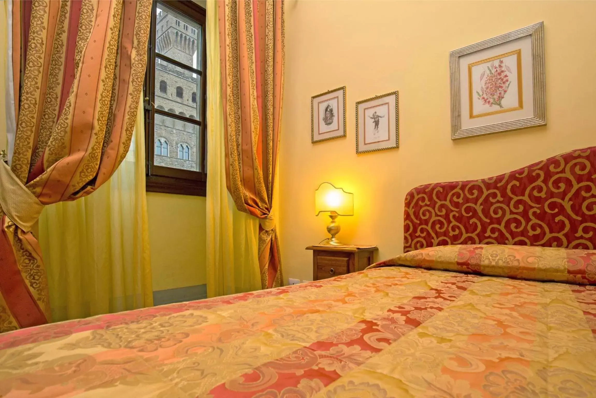 TV and multimedia, Bed in La Casa Del Garbo - Luxury Rooms & Suite