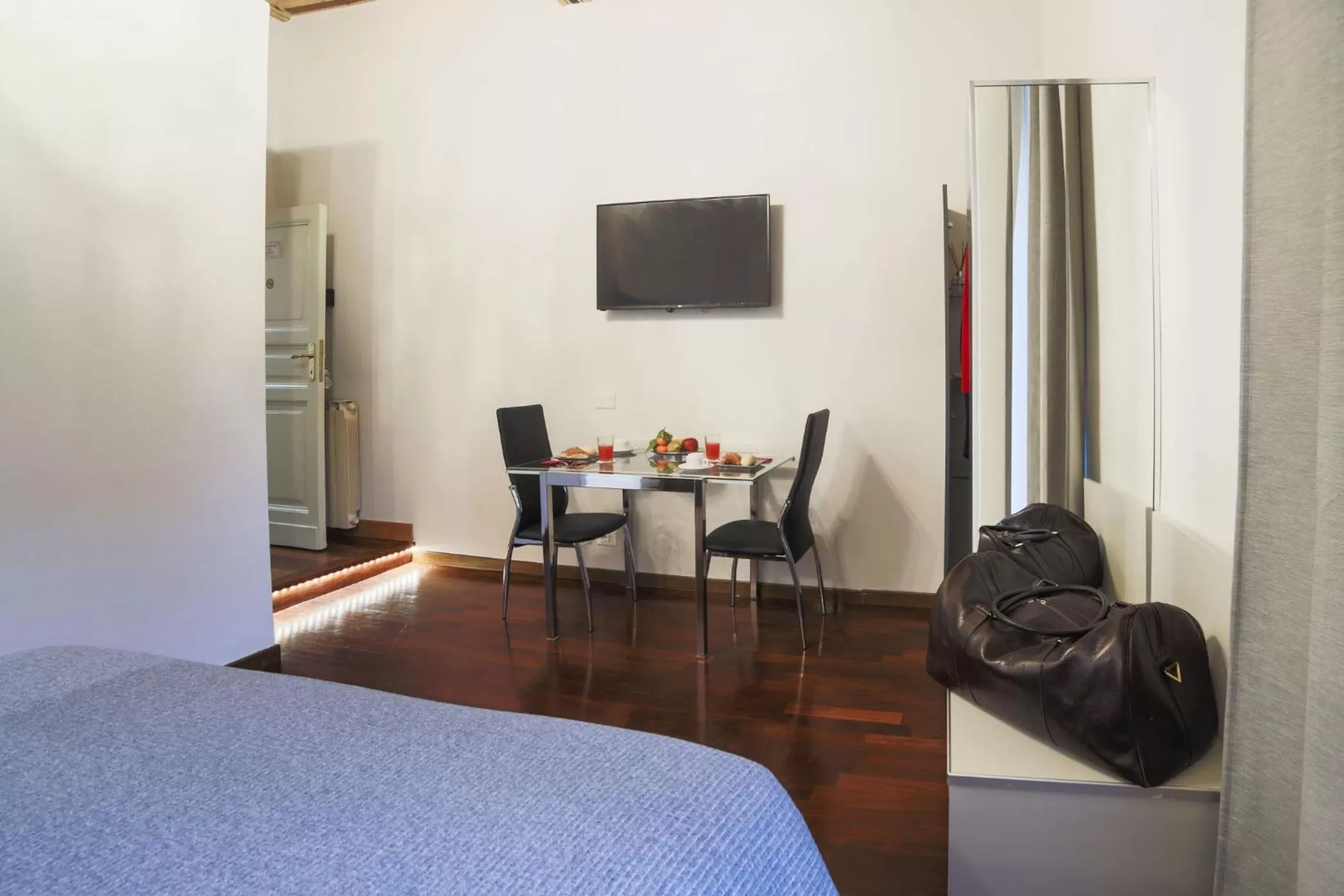 Photo of the whole room, Bed in La Maison Dell'Orologio