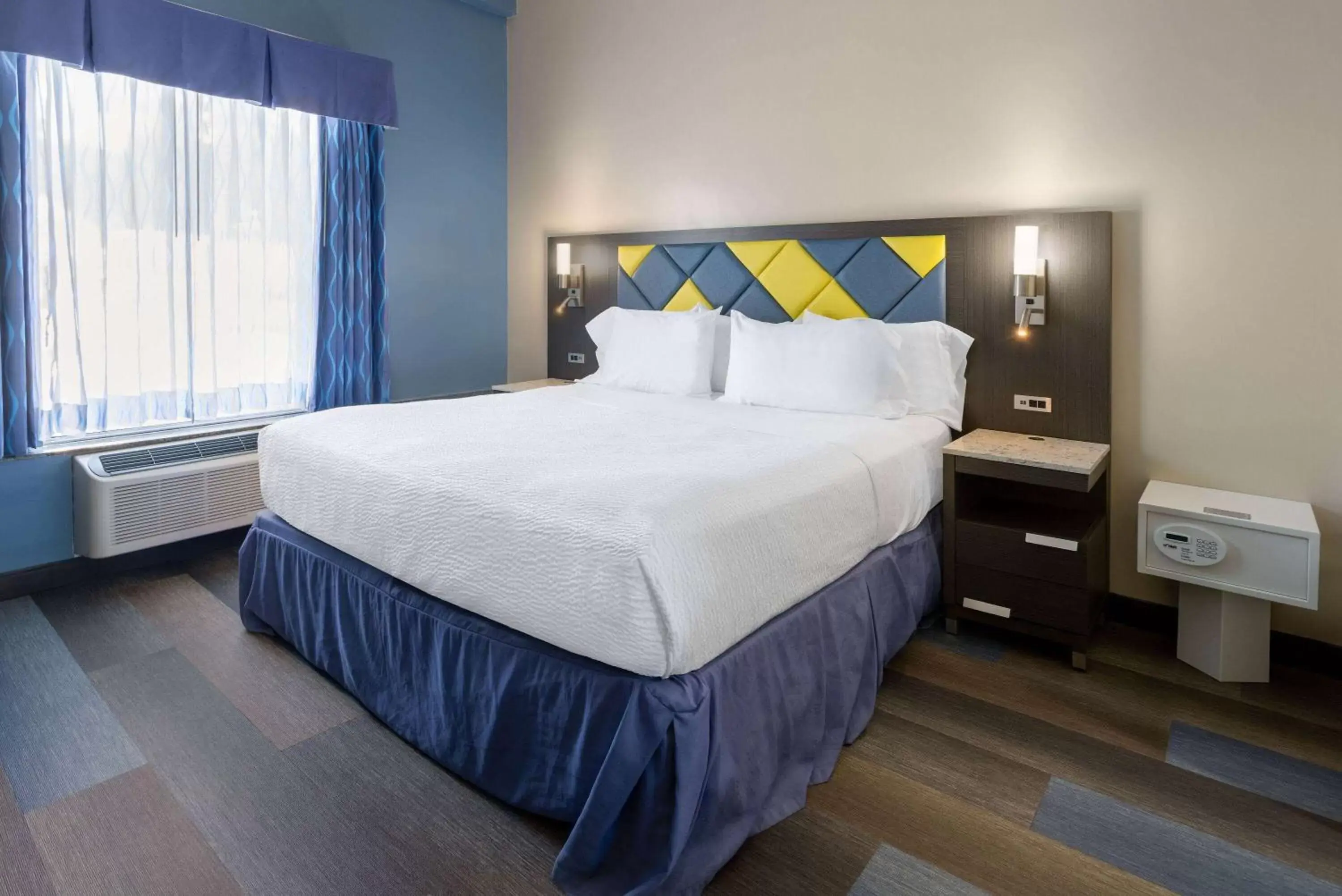 King Room - Mobility Access/Non-Smoking in Days Hotel by Wyndham North Bergen