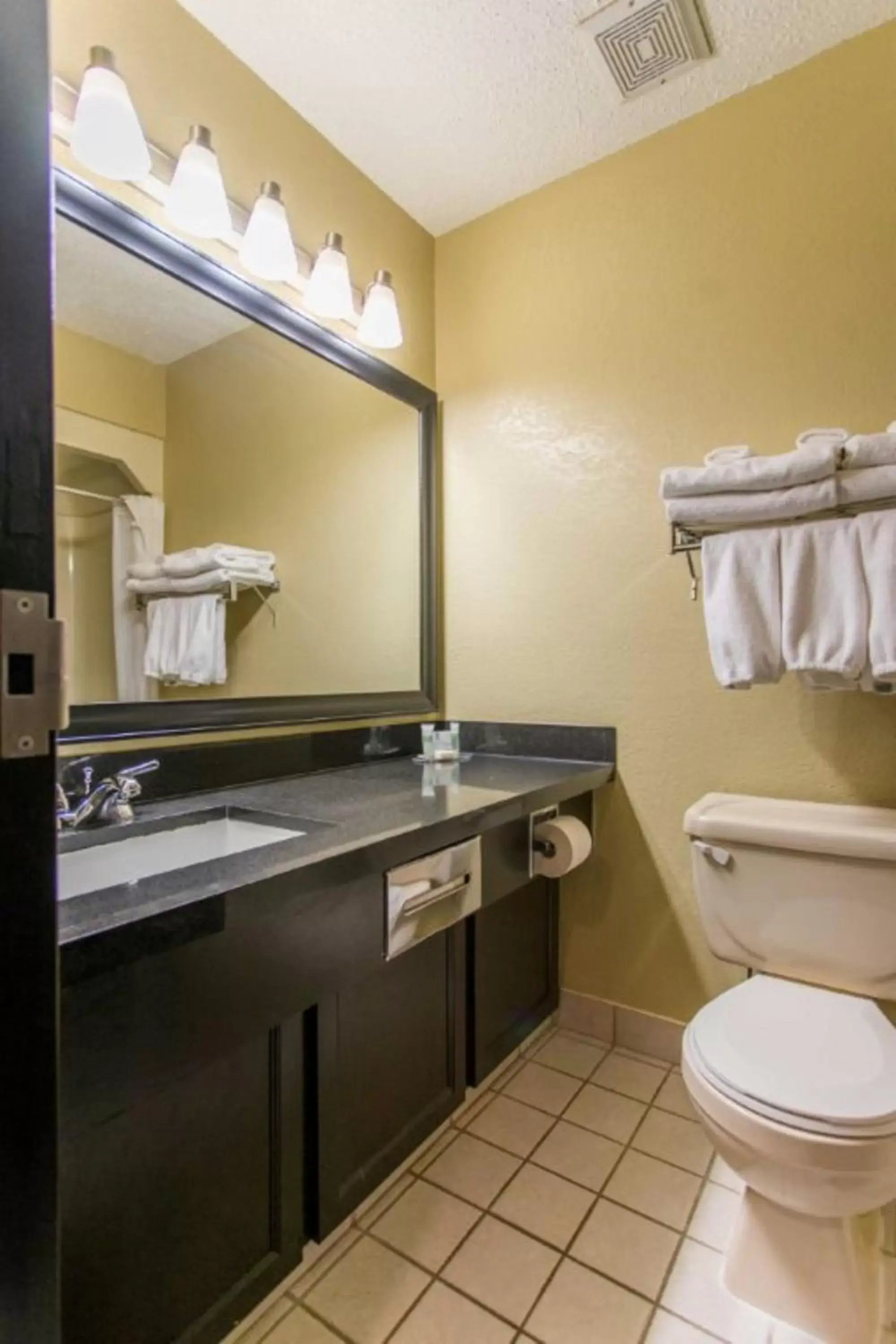 Bathroom in Seven Oaks Hotel Regina
