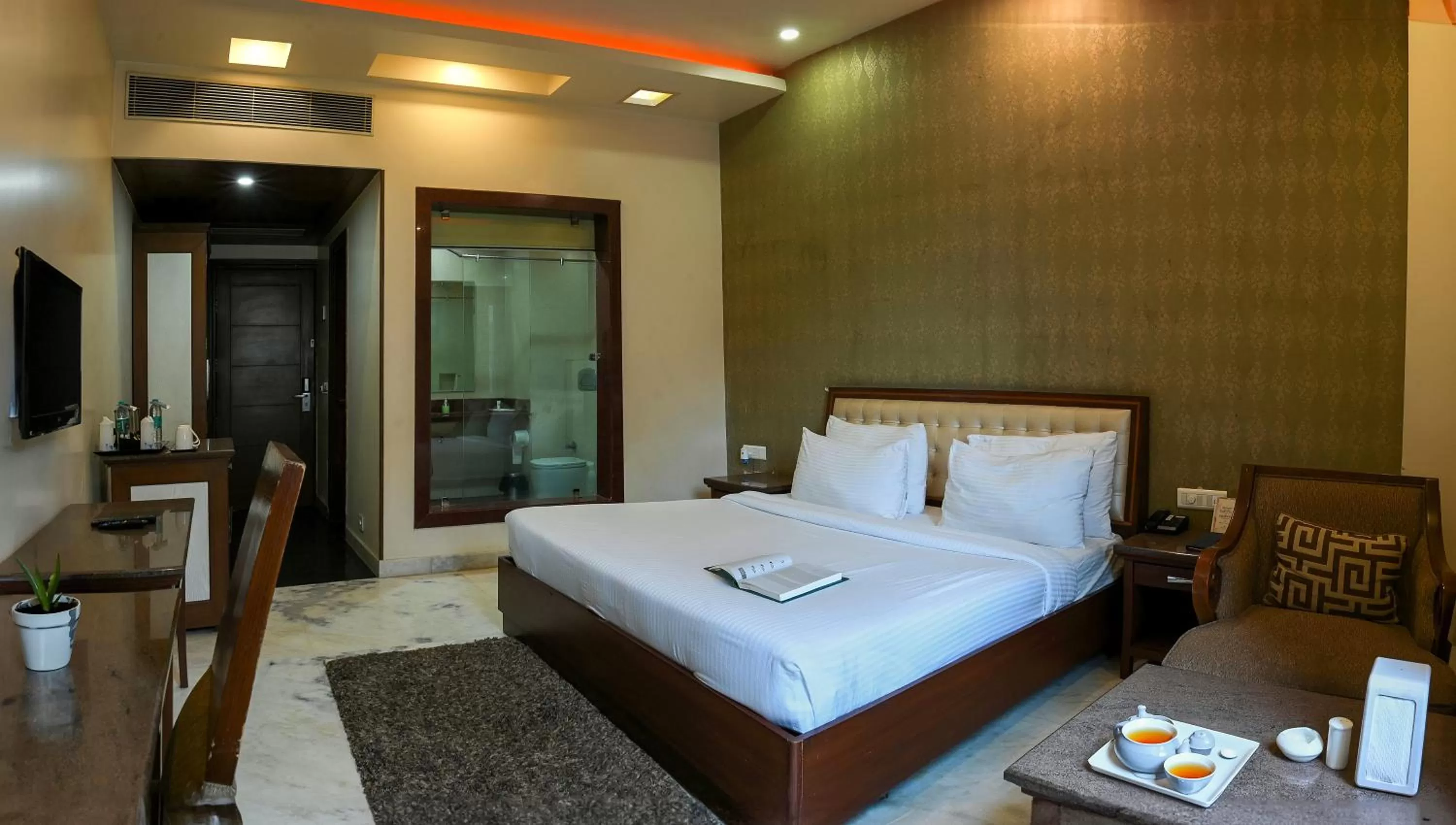 Bedroom, Bed in Hotel Leela Grande