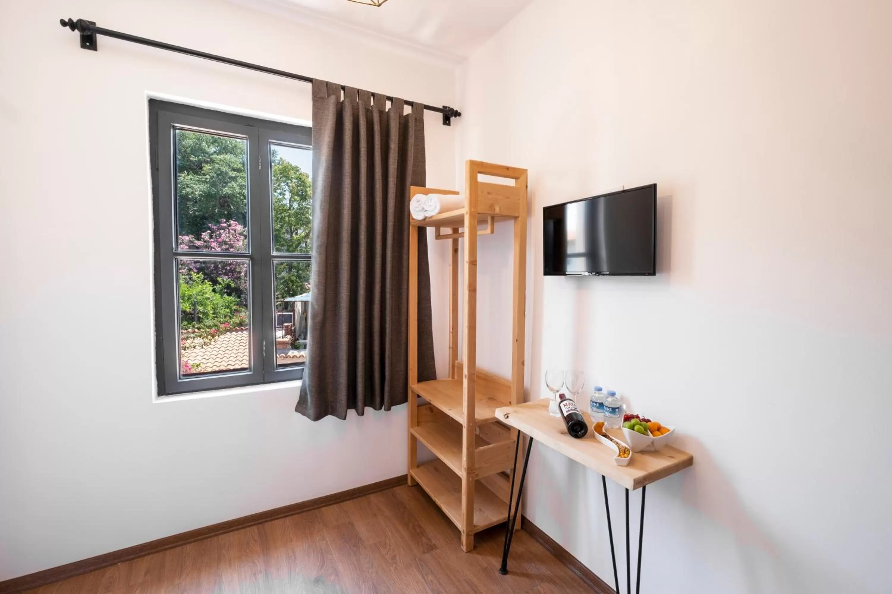 TV and multimedia in Solo Boutique Hotel