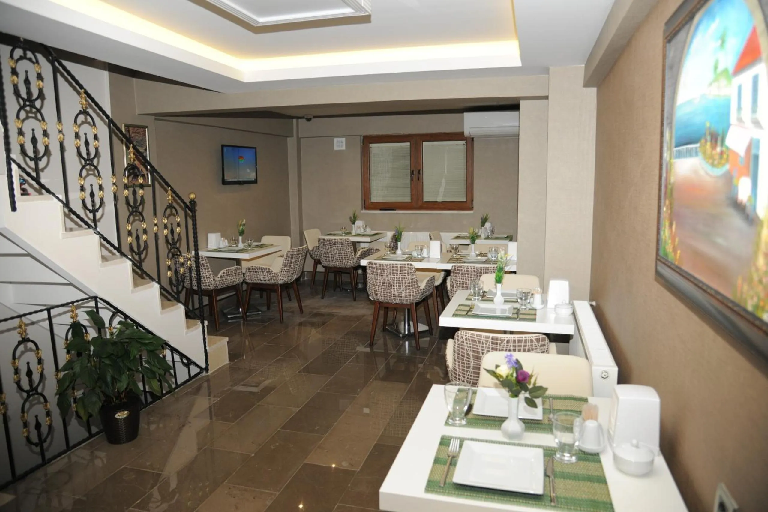 Restaurant/places to eat in Rooms Inn Taxim