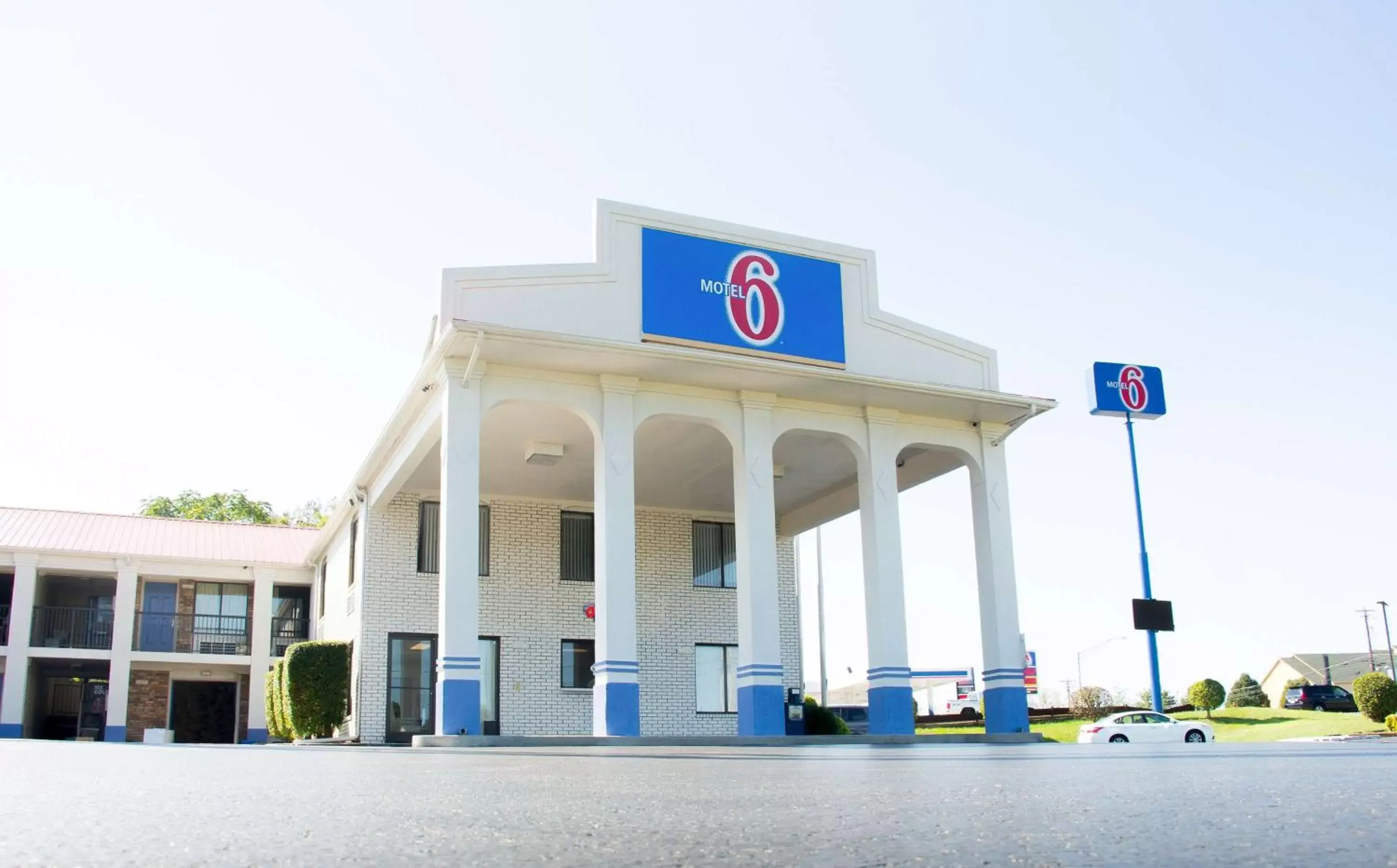 Property building in Motel 6-Cookeville, TN