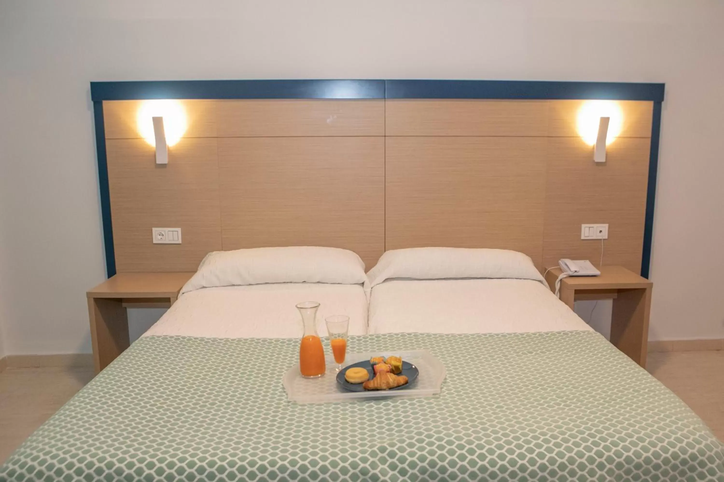 Bedroom, Bed in Hotel Apartamentos Pyr Fuengirola