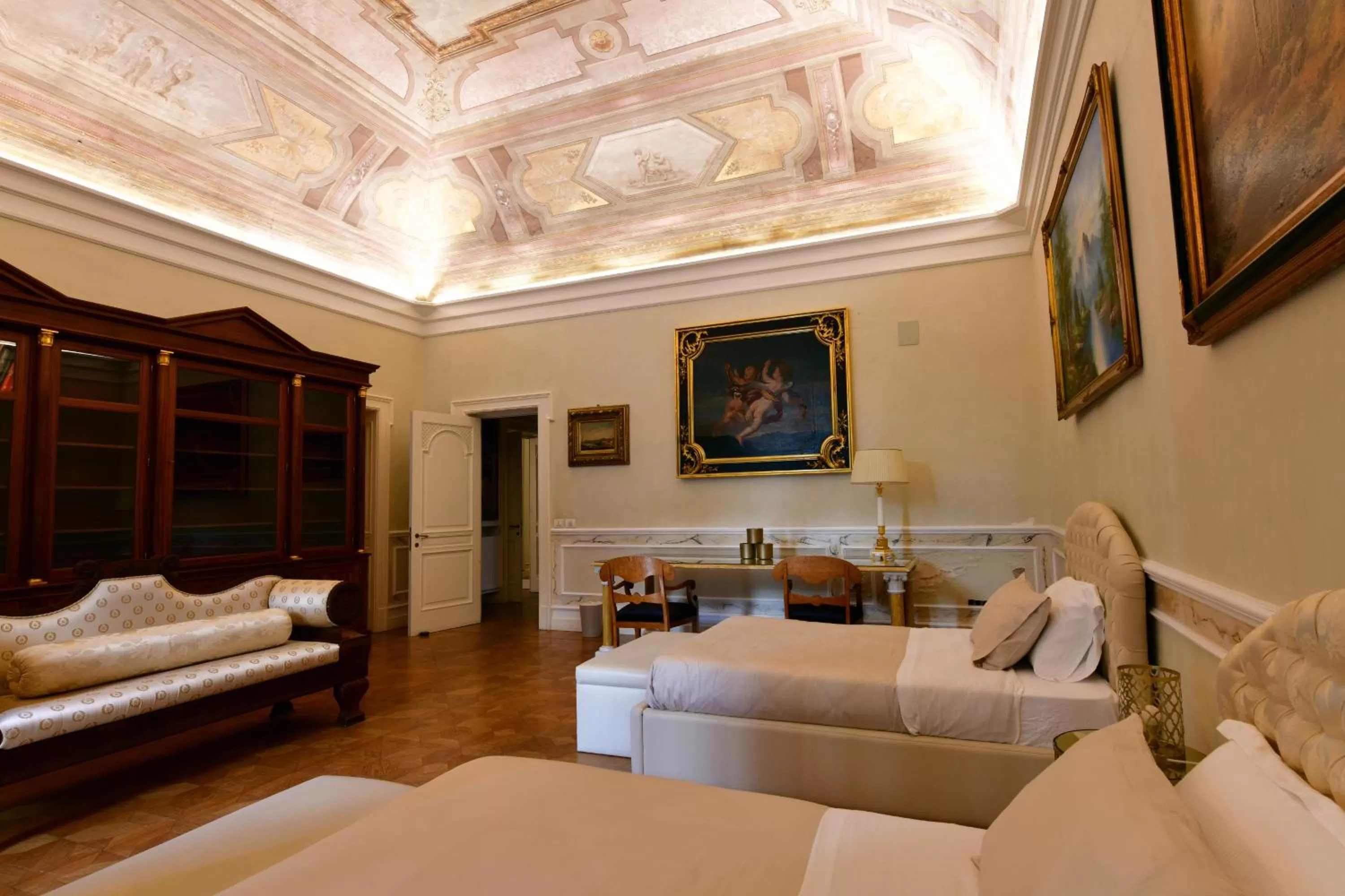 Bedroom, Seating Area in Sisuites