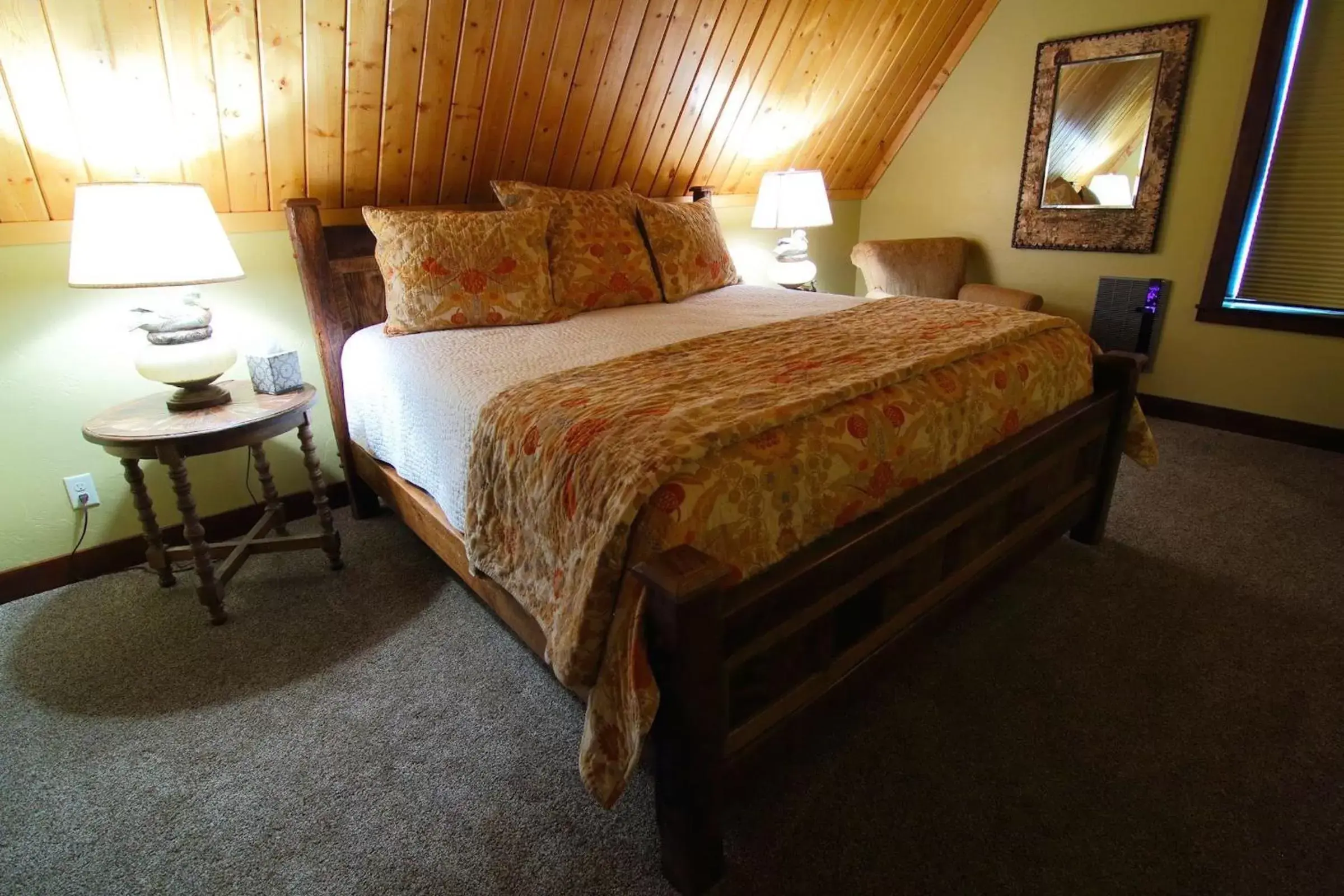 Deluxe King Room in Fin and Feather Inn