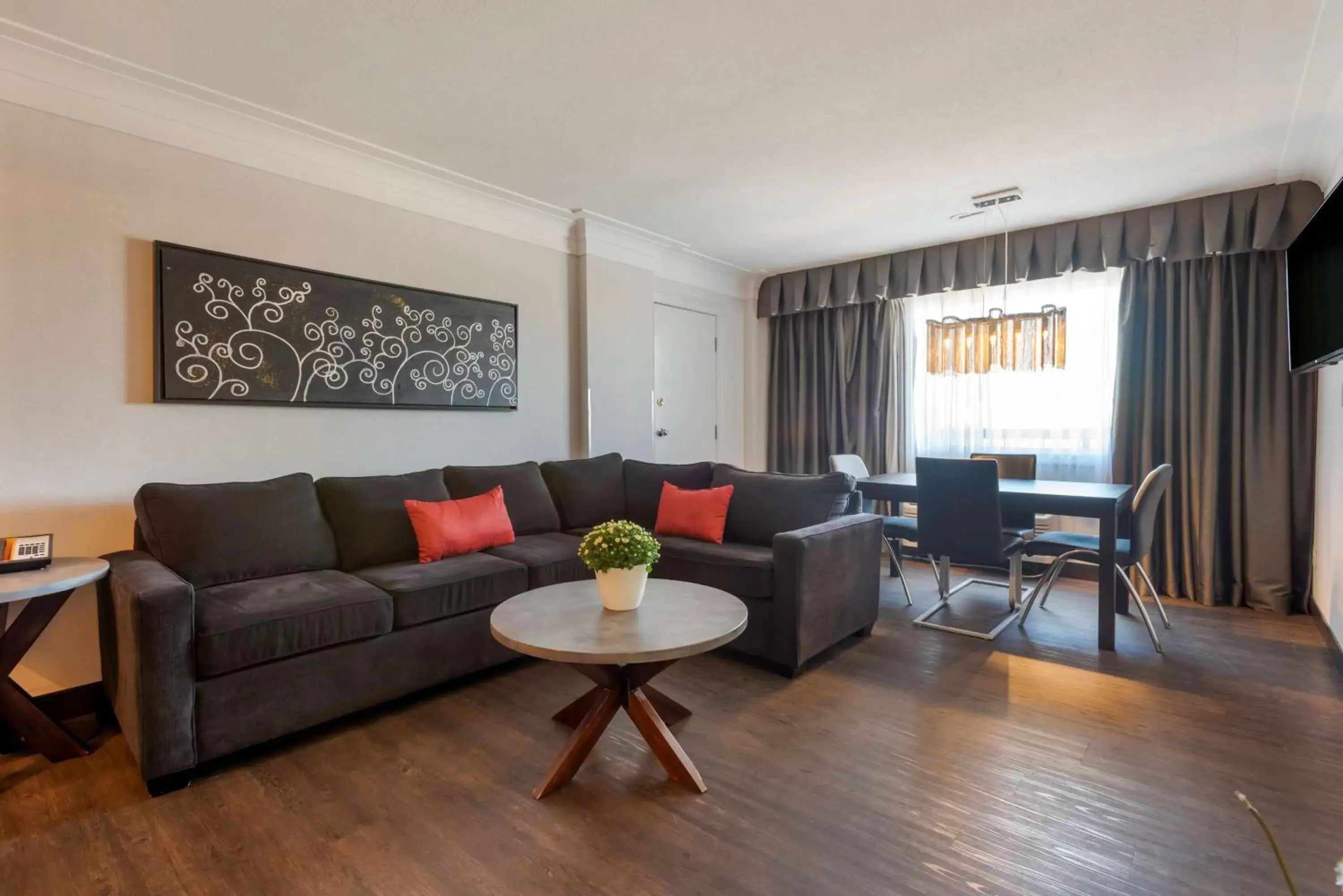 Bedroom, Seating Area in Best Western Plus Village Park Inn