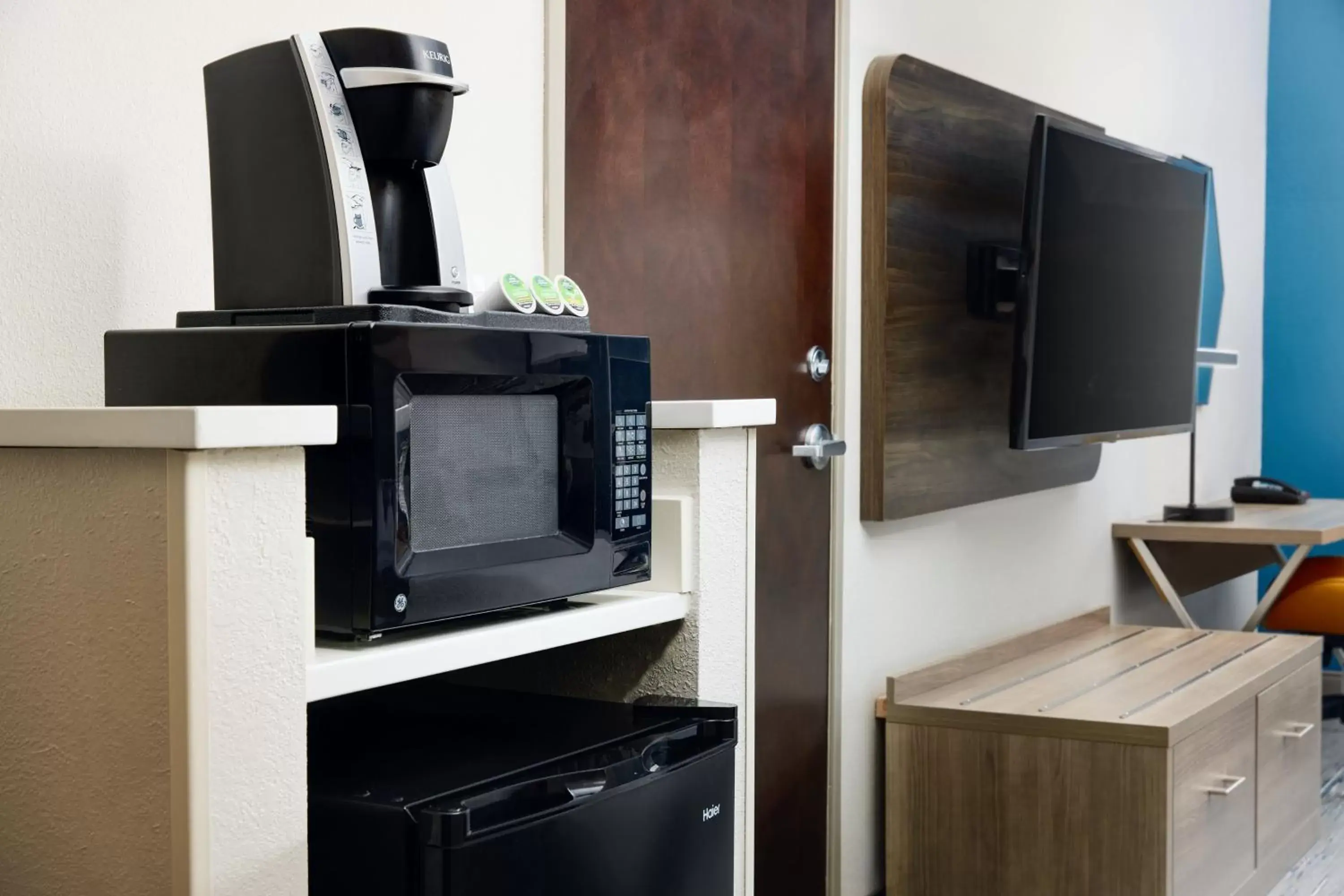 Photo of the whole room, TV/Entertainment Center in Holiday Inn Express & Suites Bridgeport, an IHG Hotel