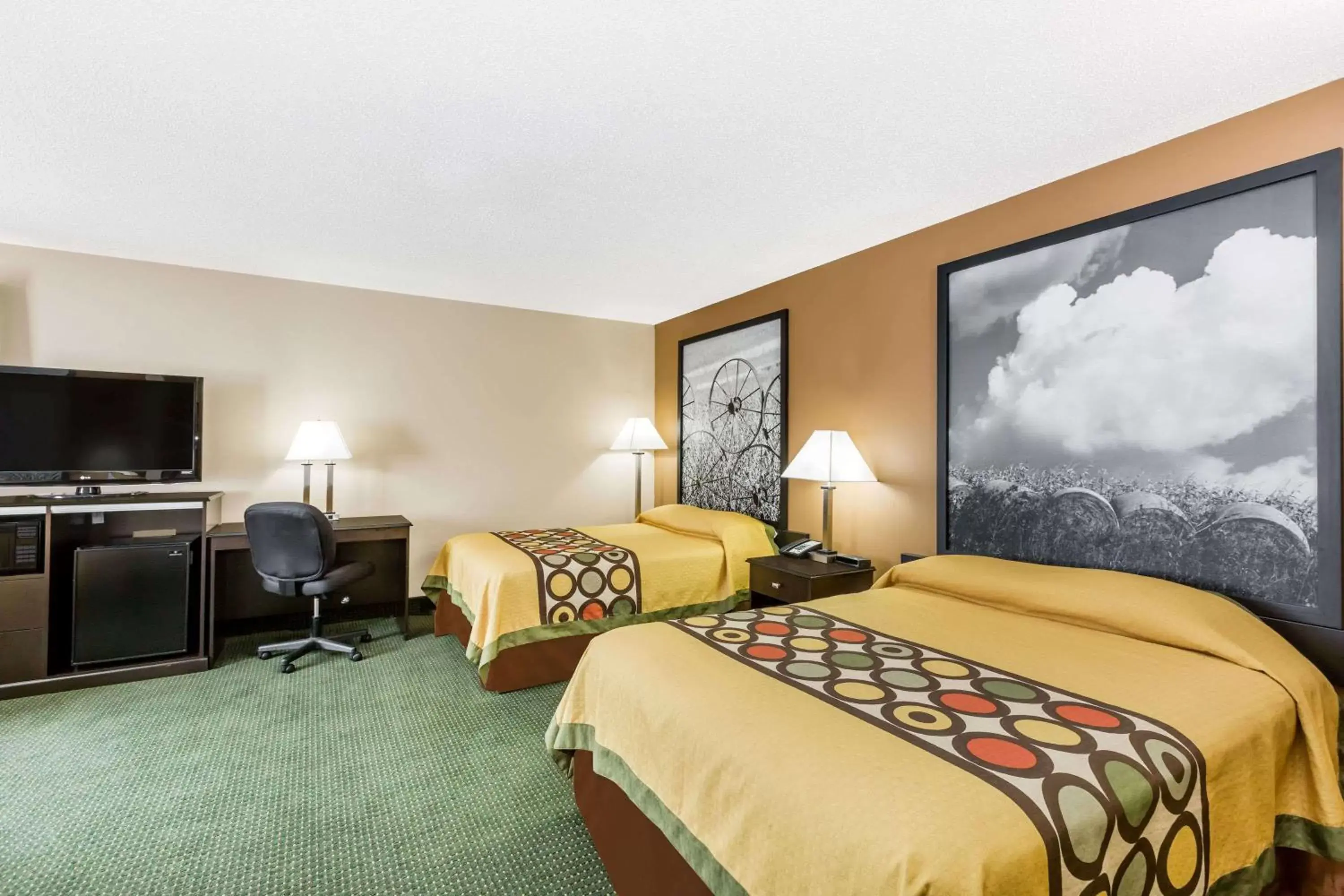 Photo of the whole room, Bed in Super 8 by Wyndham Jefferson