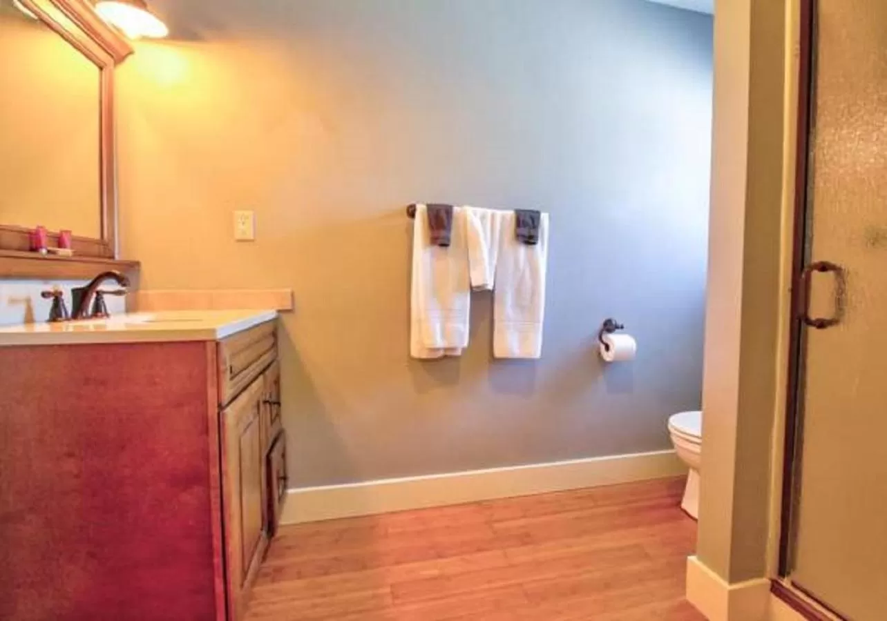 Bathroom, Kitchen/Kitchenette in Hotel Charlotte