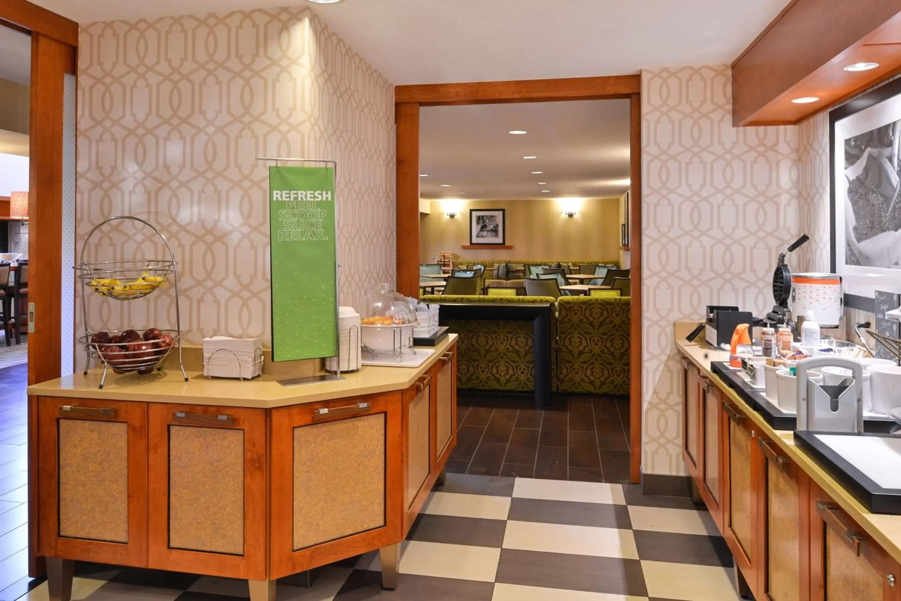 Dining area, Restaurant/Places to Eat in Hampton Inn & Suites by Hilton Calgary University NW