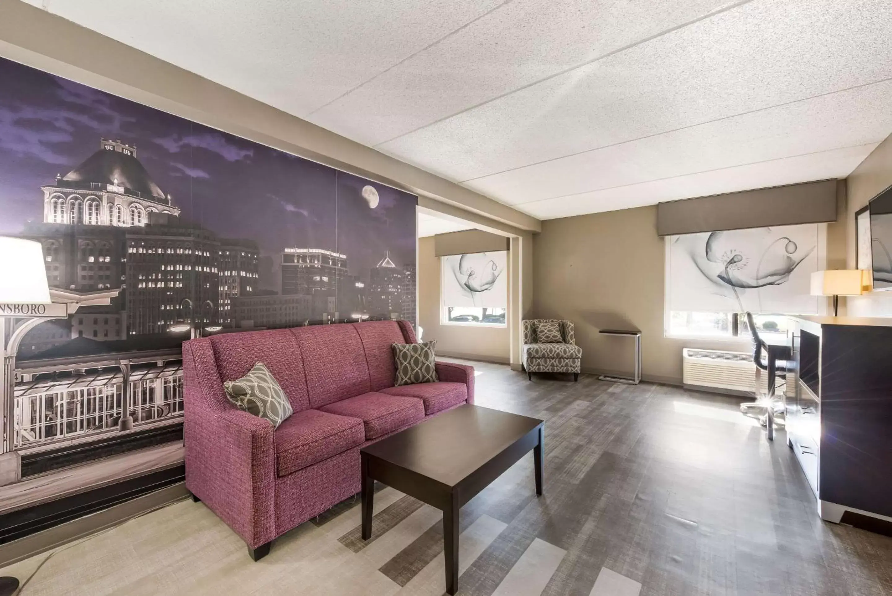 Bedroom, Seating Area in Clarion Pointe Greensboro Airport