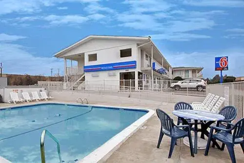 Facade/entrance, Swimming Pool in Motel 6-McKinney, TX - North