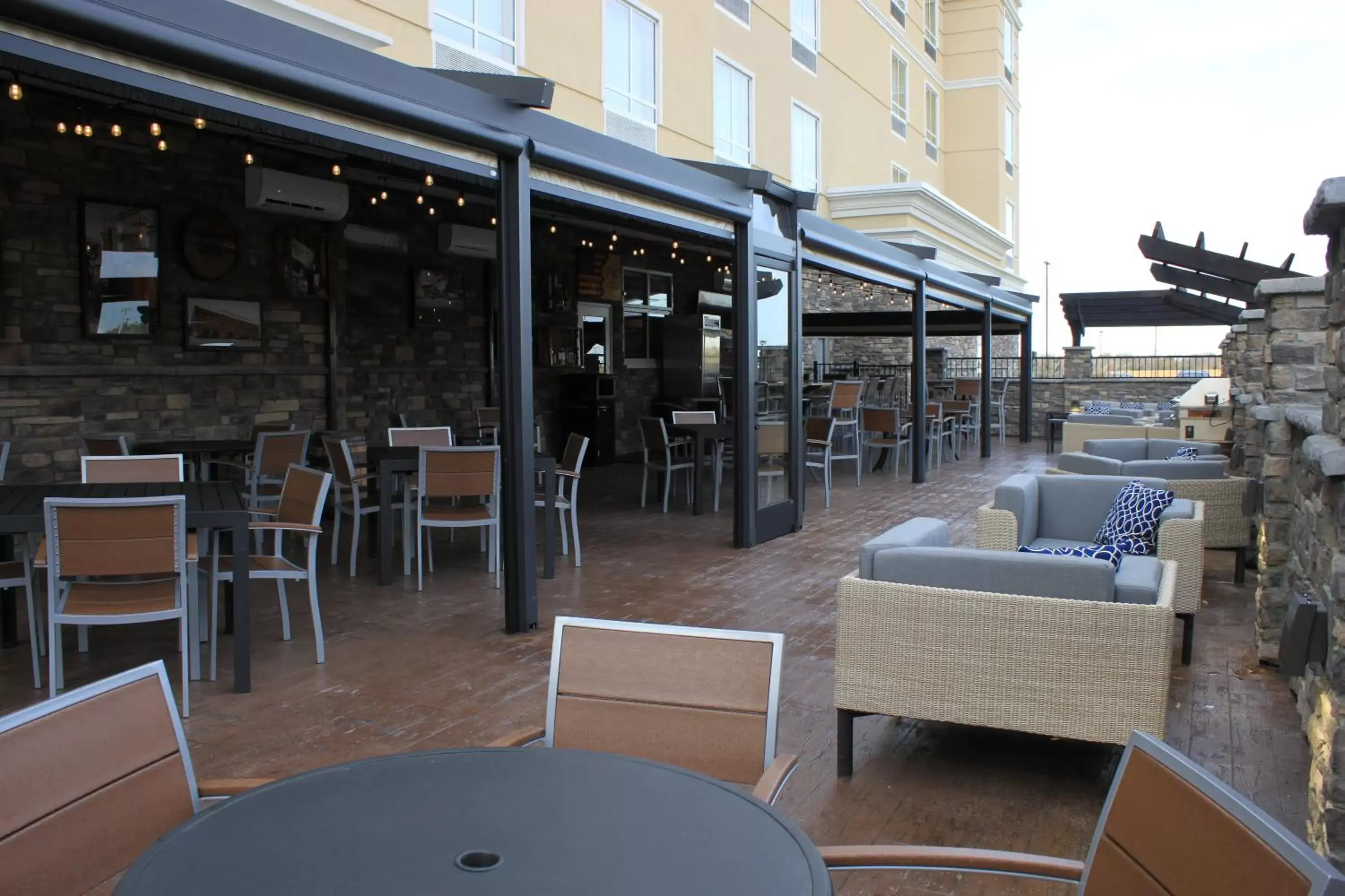 Lounge or bar, Restaurant/Places to Eat in Holiday Inn & Suites - Hopkinsville - Convention Ctr, an IHG Hotel