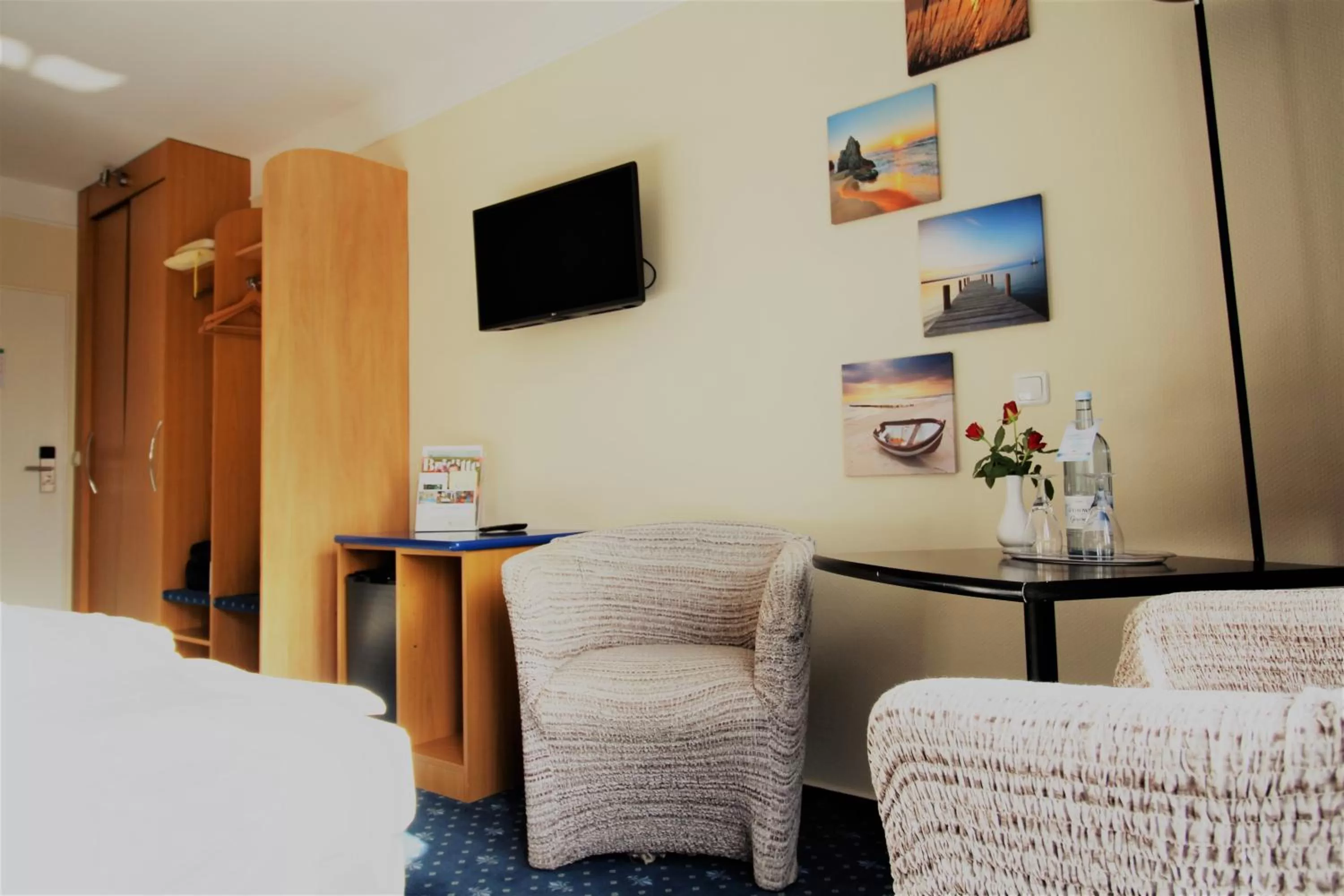 Photo of the whole room, Bed in Parkhotel Klüschenberg