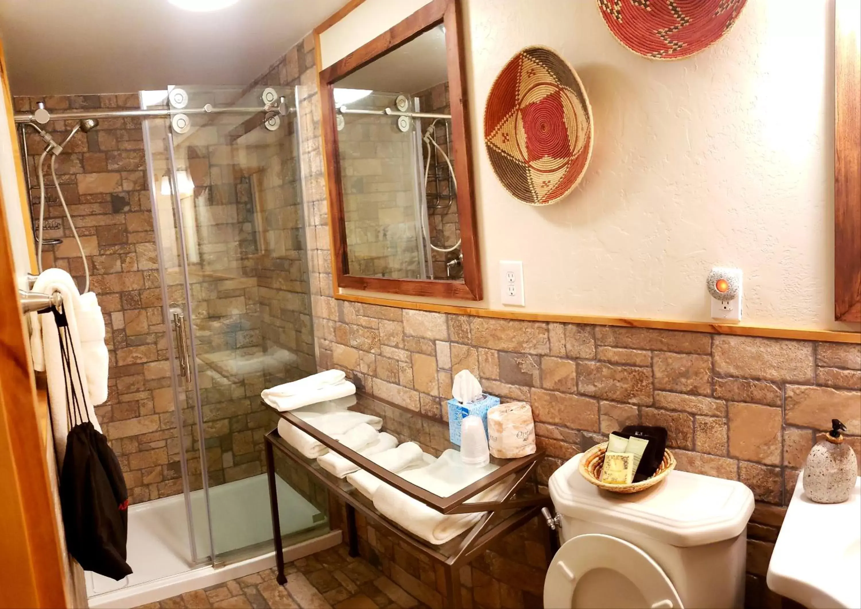 Shower, Restaurant/Places to Eat in Stone Lizard Lodge