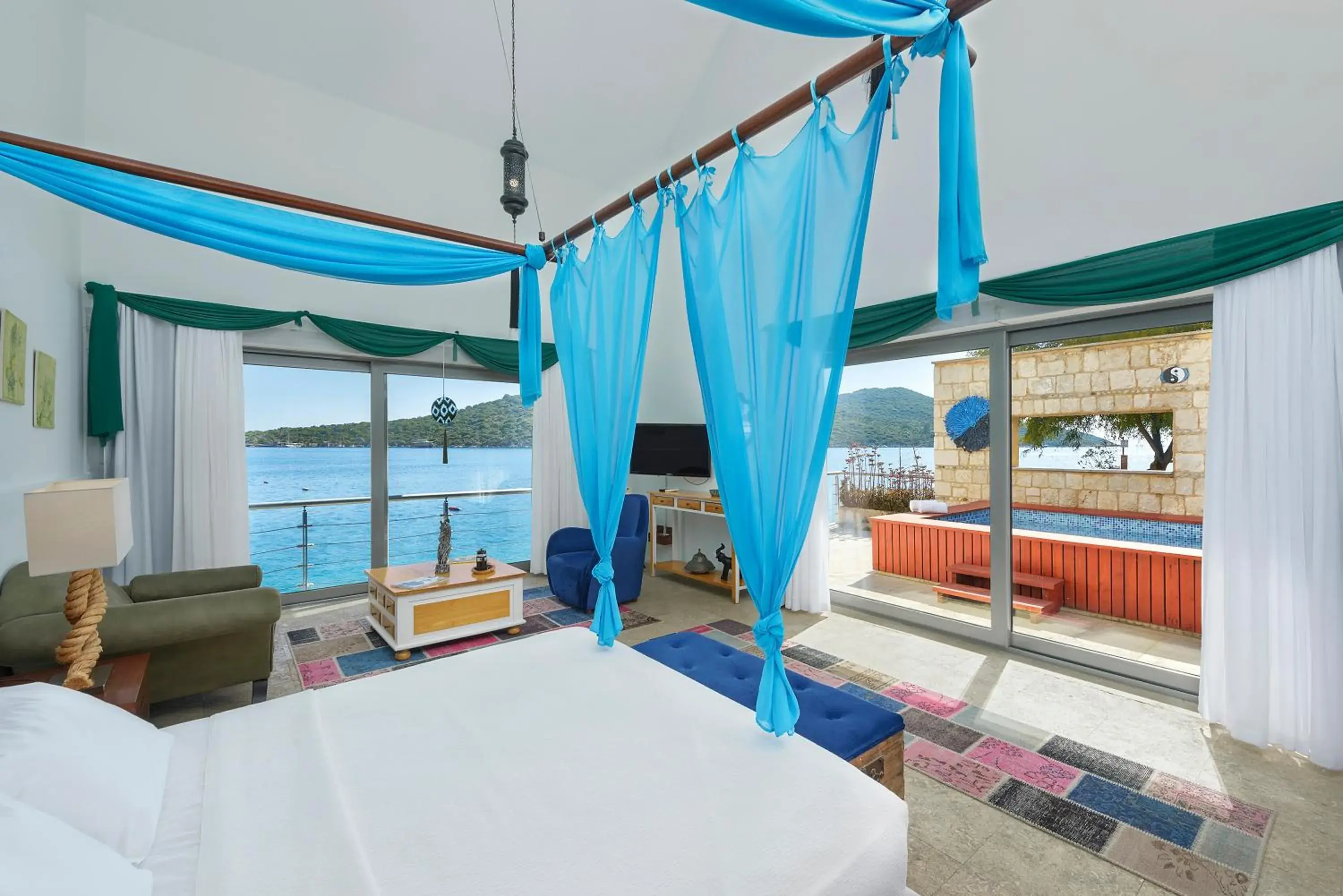 Honeymoon Suite with Sea View-Hydro Massage Tub in Doria Hotel & Yacht Club 