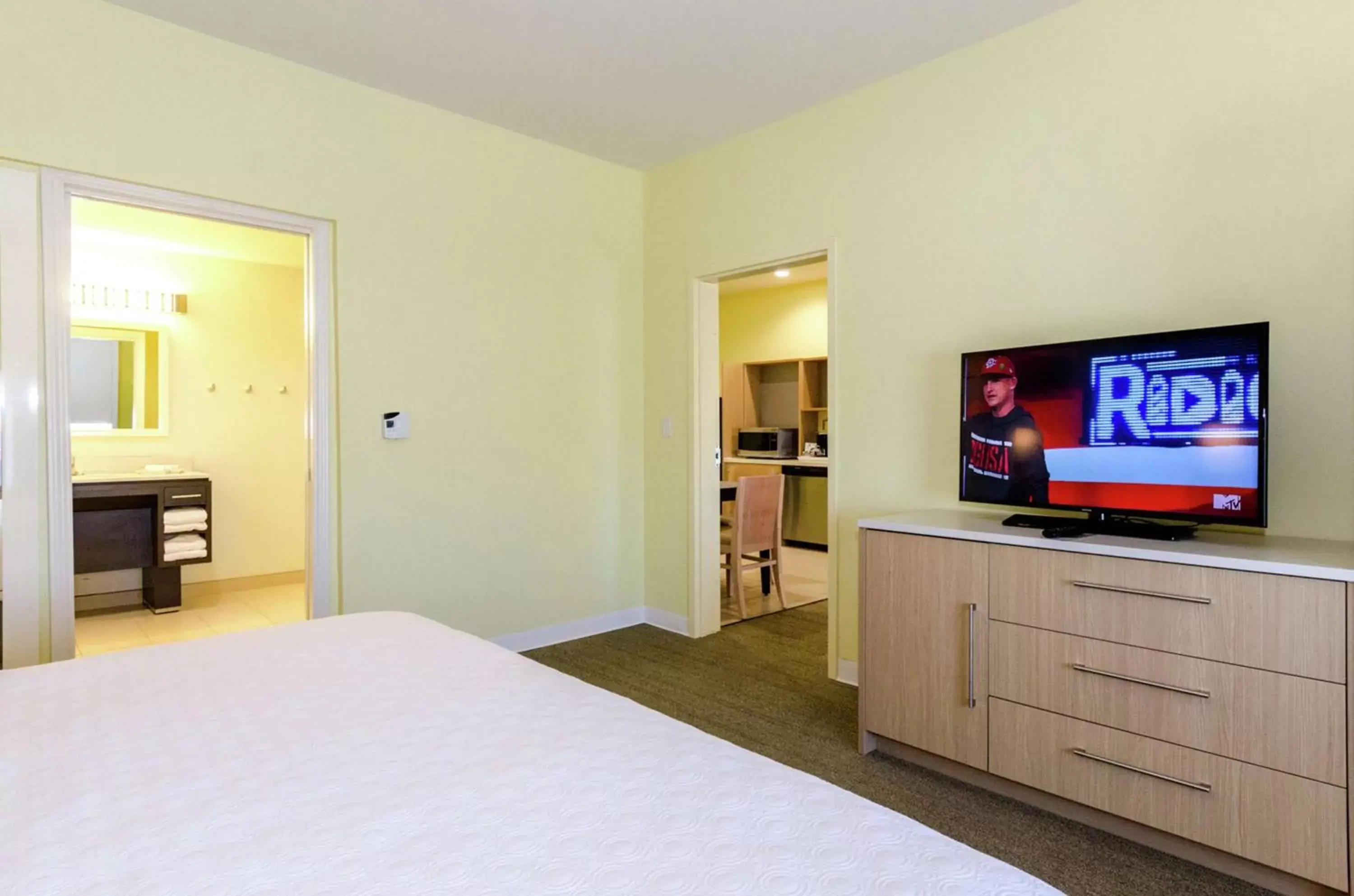 Bed, TV/Entertainment Center in Home2 Suites by Hilton Portland