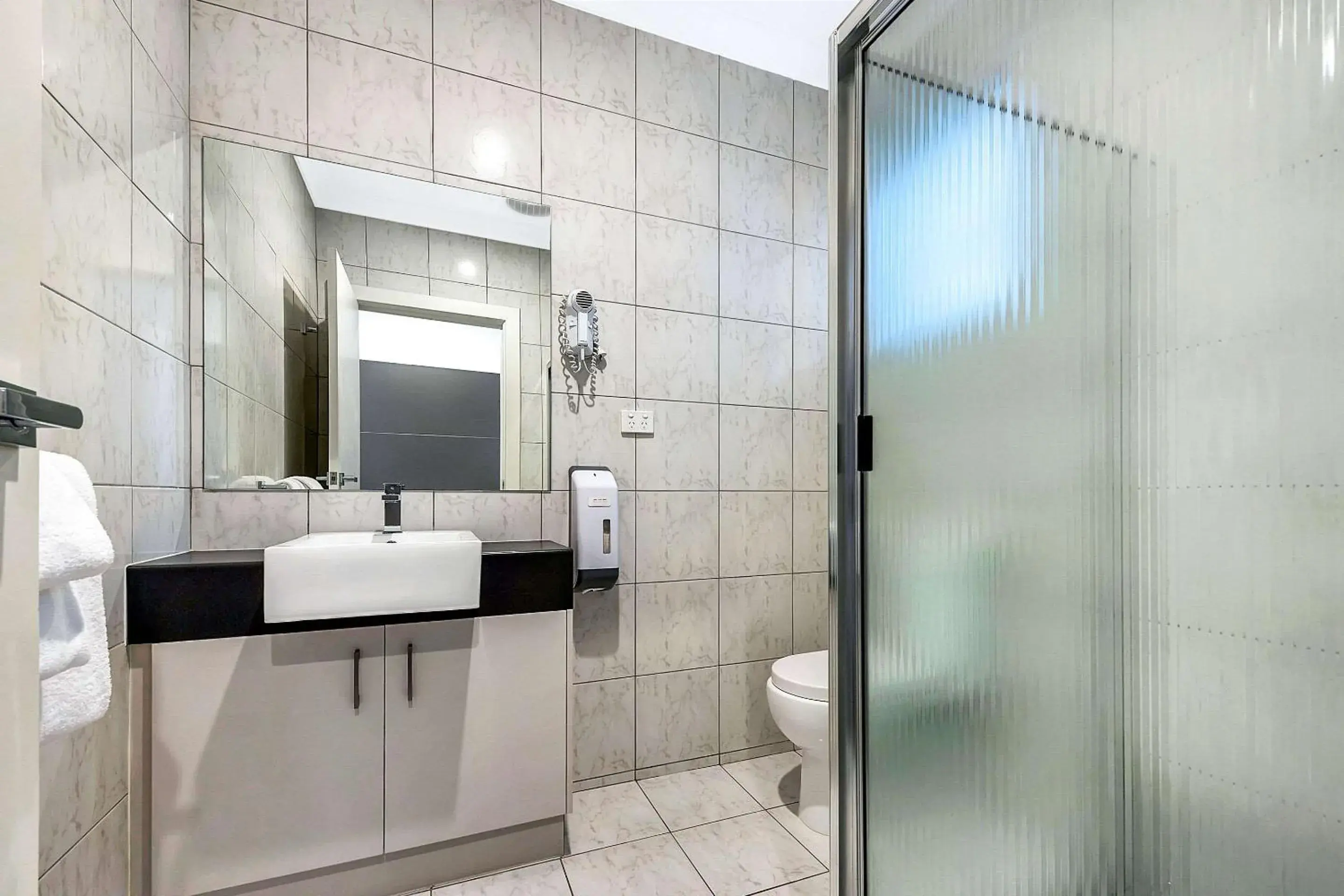 Bedroom, Bathroom in COMFORT INN MANHATTAN - ADELAIDE