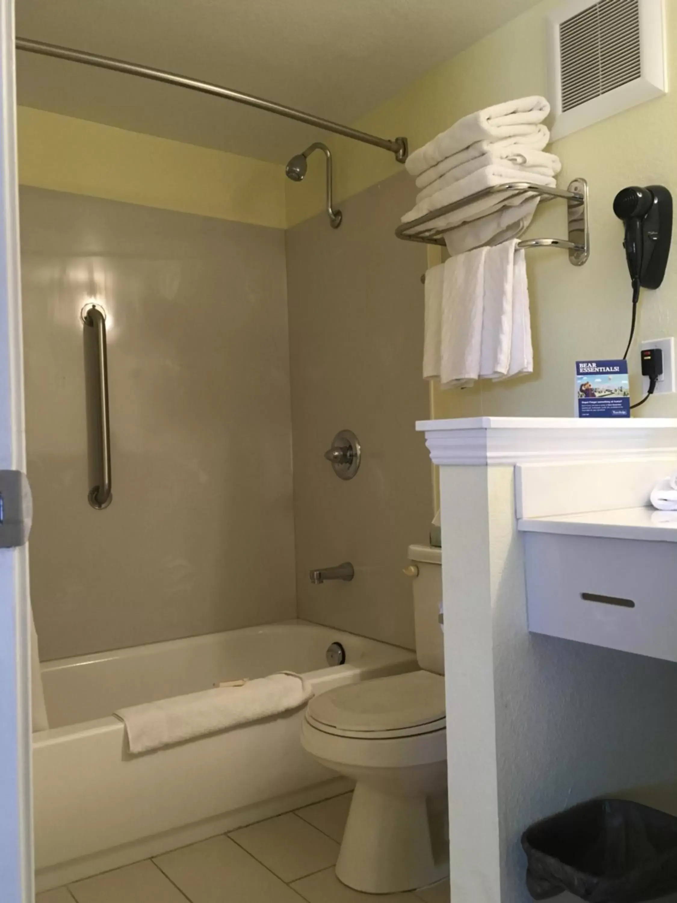 On-site shops, Bathroom in Travelodge by Wyndham Fairfield/Napa Valley