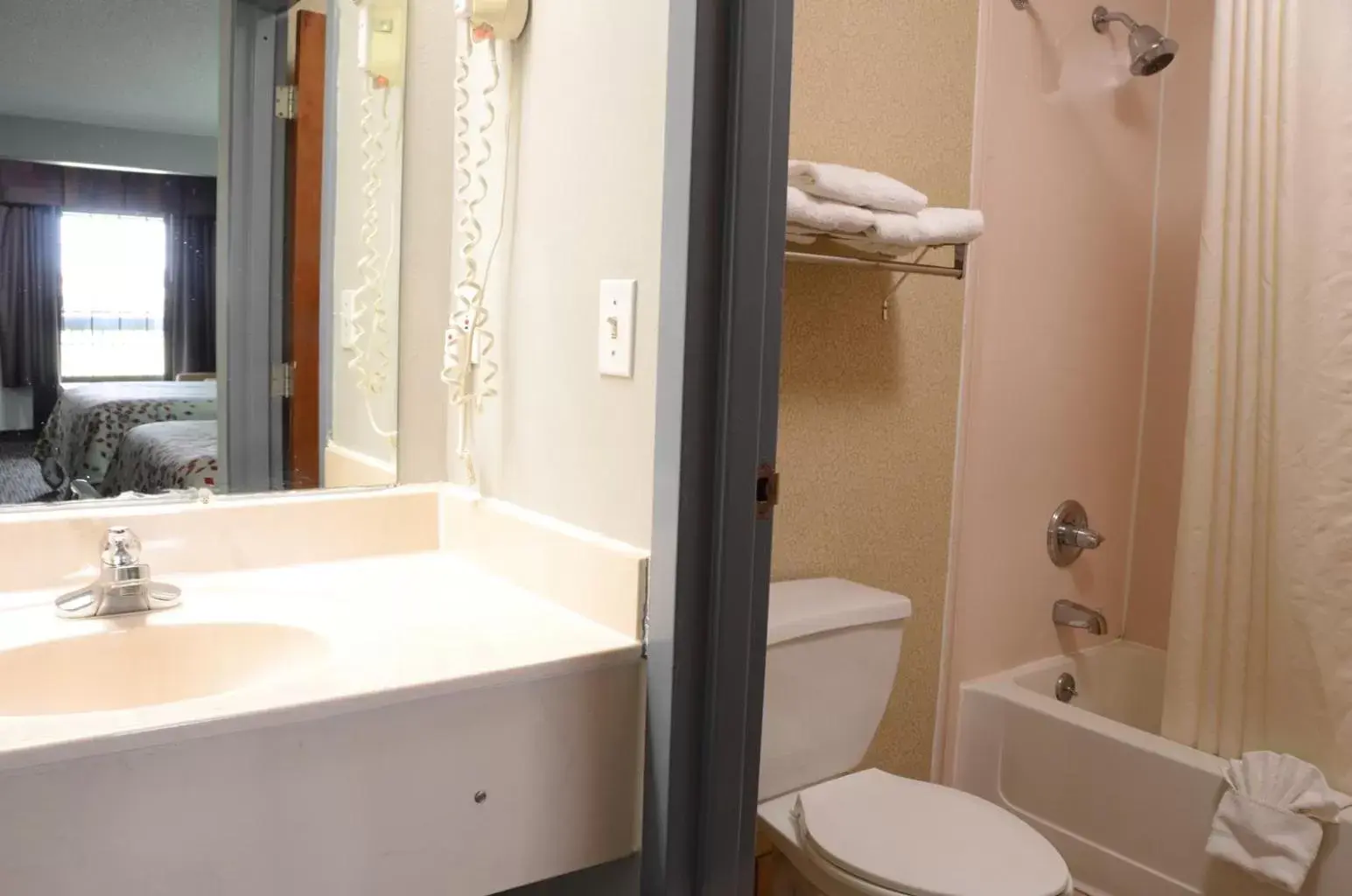 Bathroom in Gateway Inn