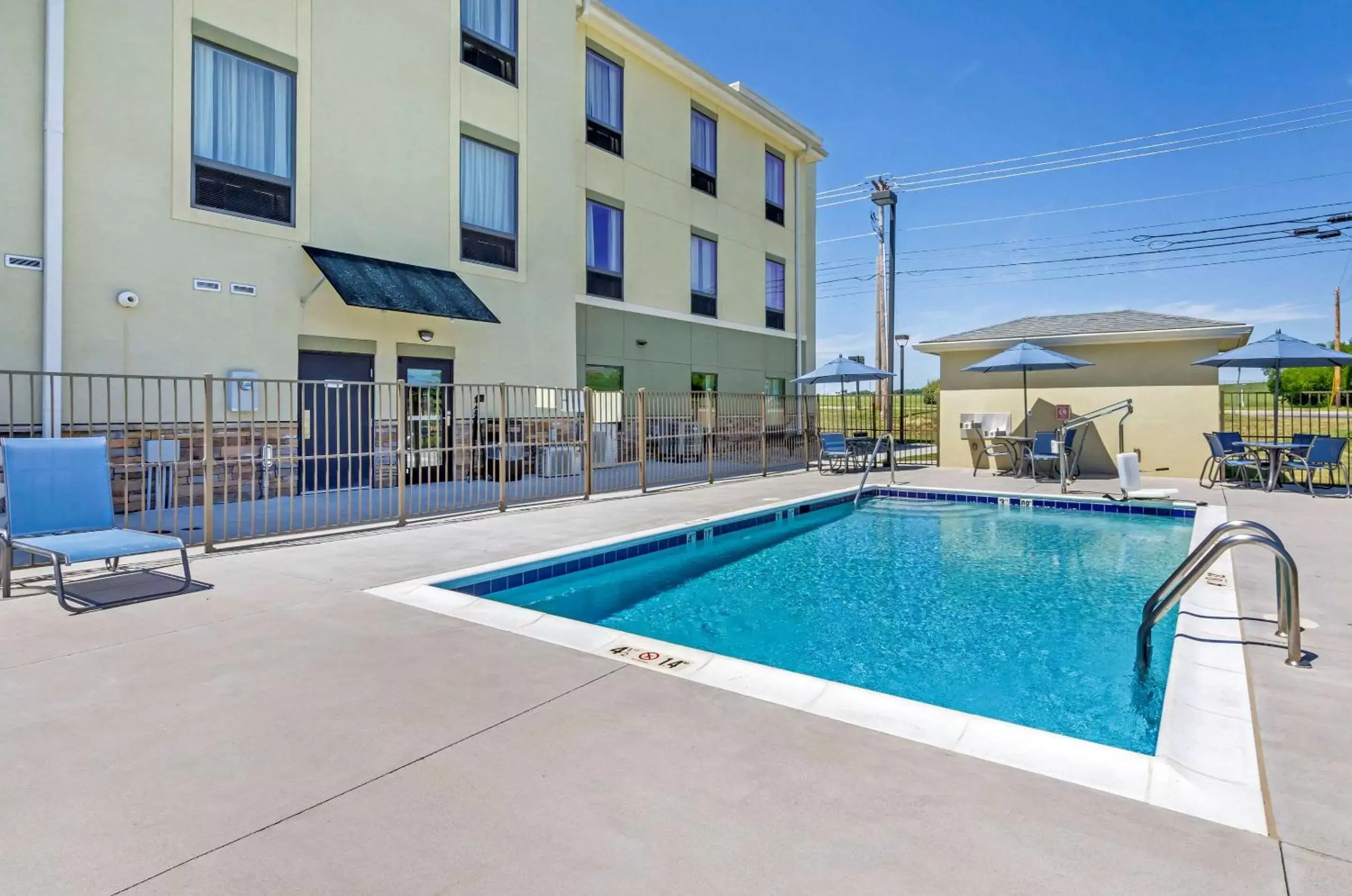 Activities, Swimming Pool in Comfort Inn & Suites Lynchburg Airport - University Area