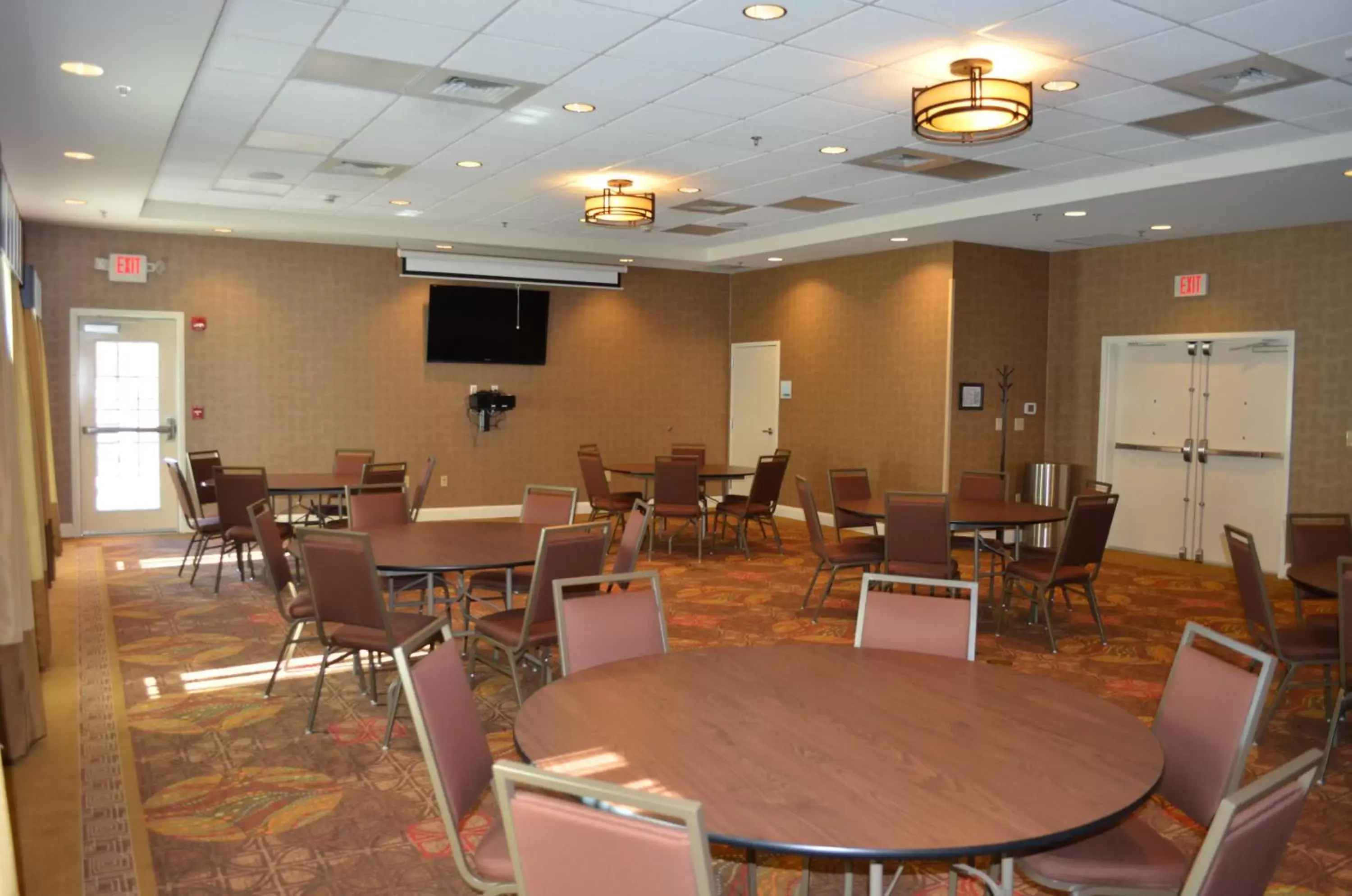 Meeting/conference room, Restaurant/Places to Eat in Holiday Inn Express & Suites - Smithfield/Selma, an IHG Hotel