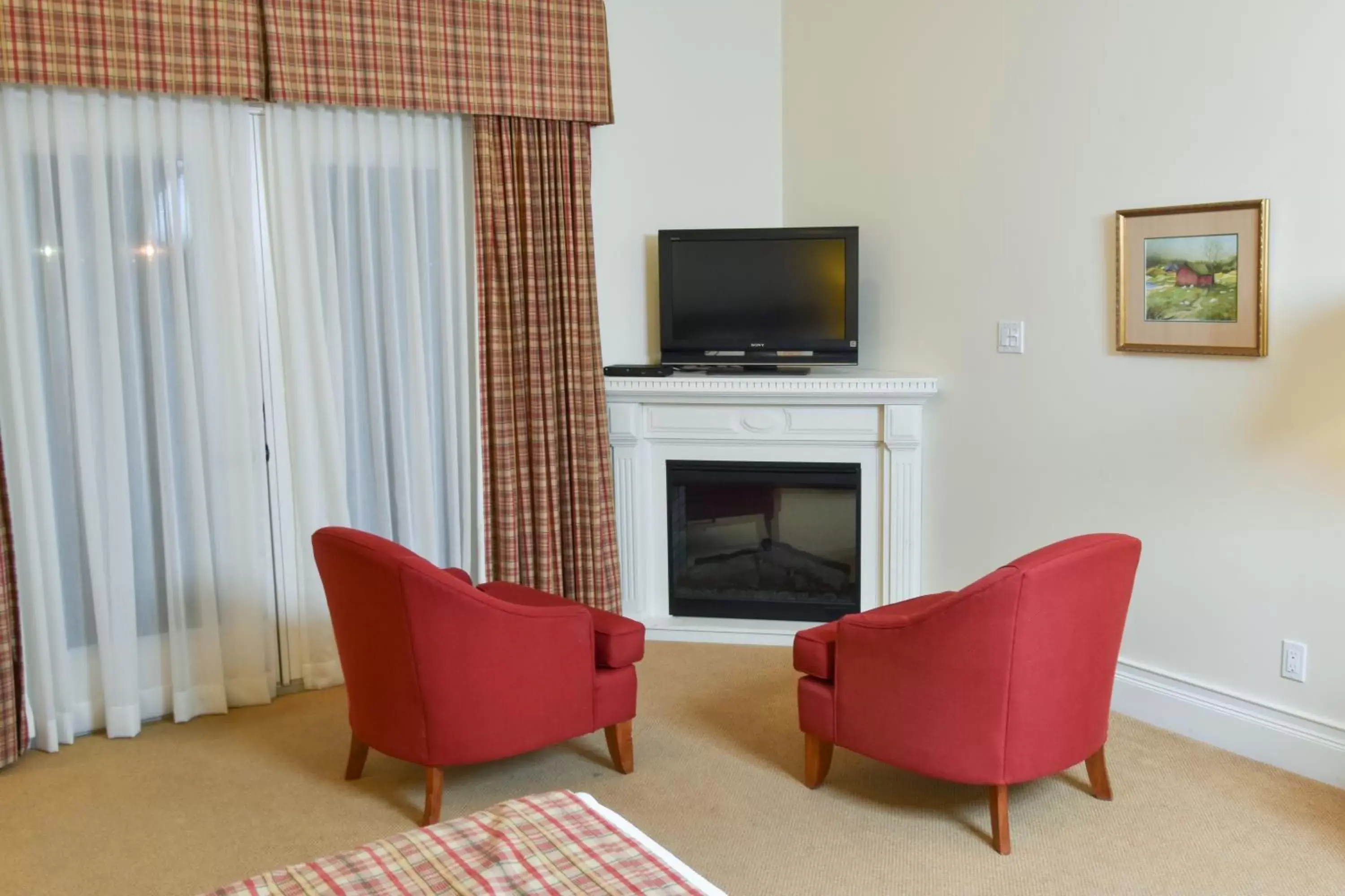 Seating area, TV/Entertainment Center in The Waring House