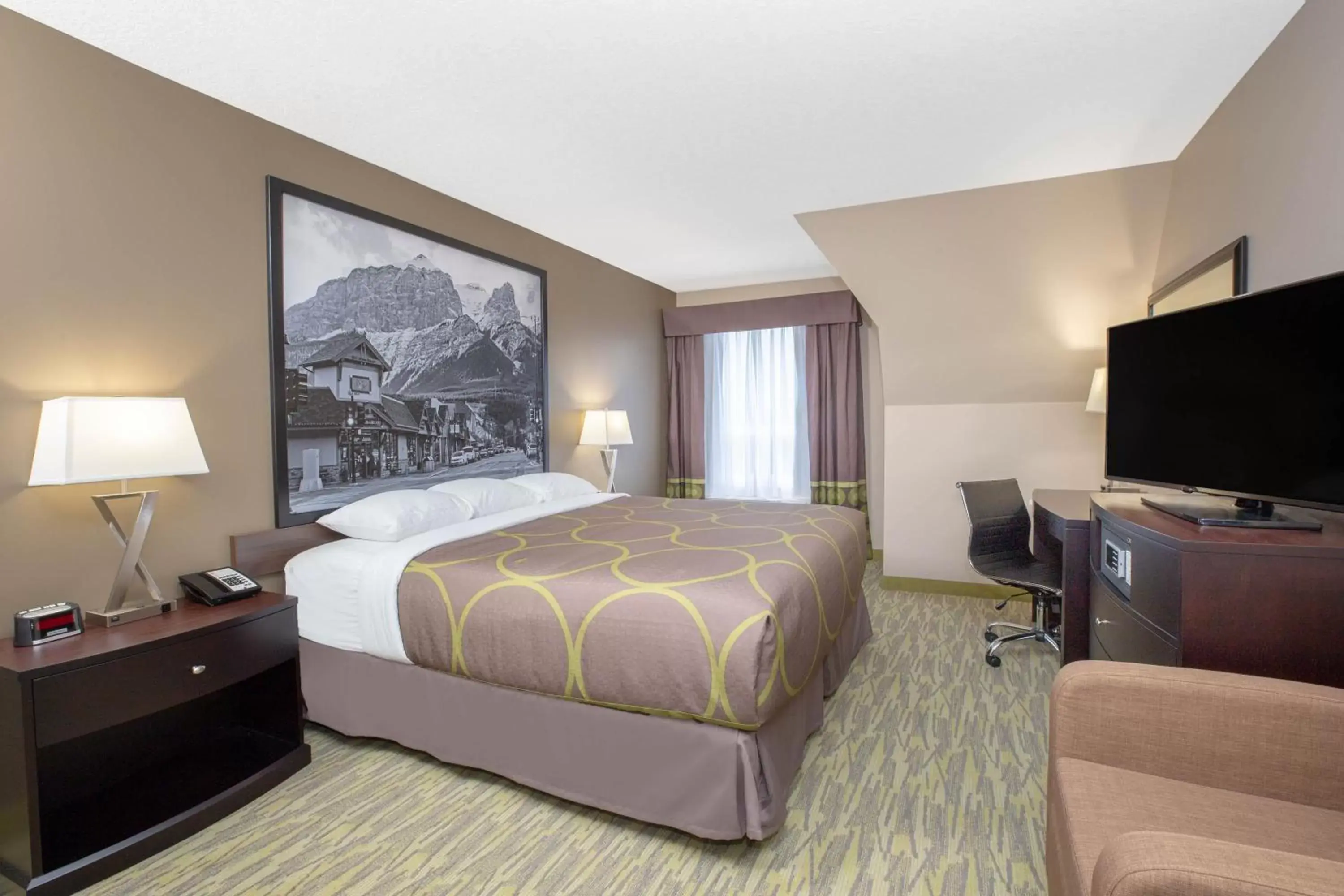 Photo of the whole room, Bed in Super 8 by Wyndham Canmore