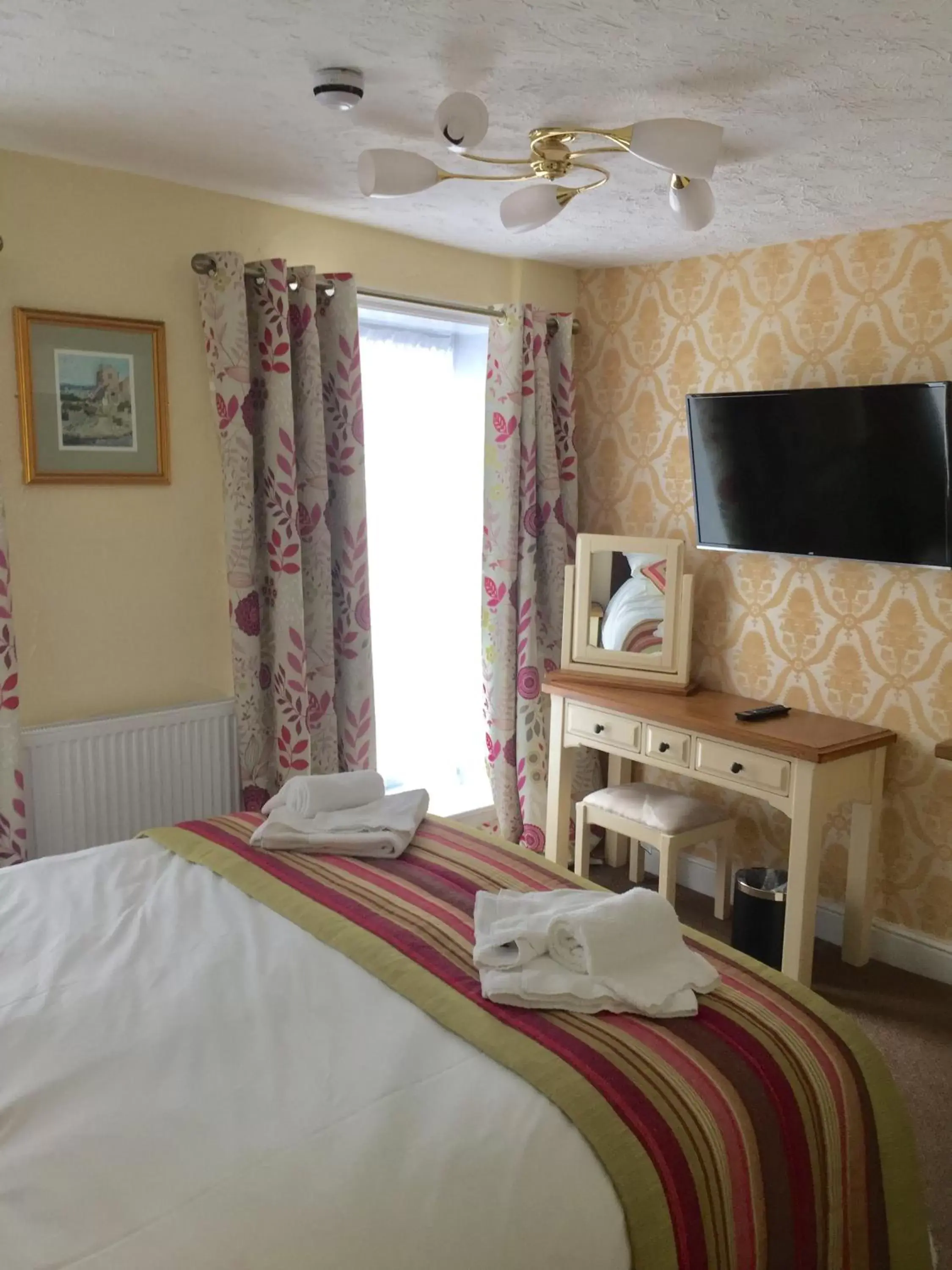 Photo of the whole room, Bed in The Talbot Hotel