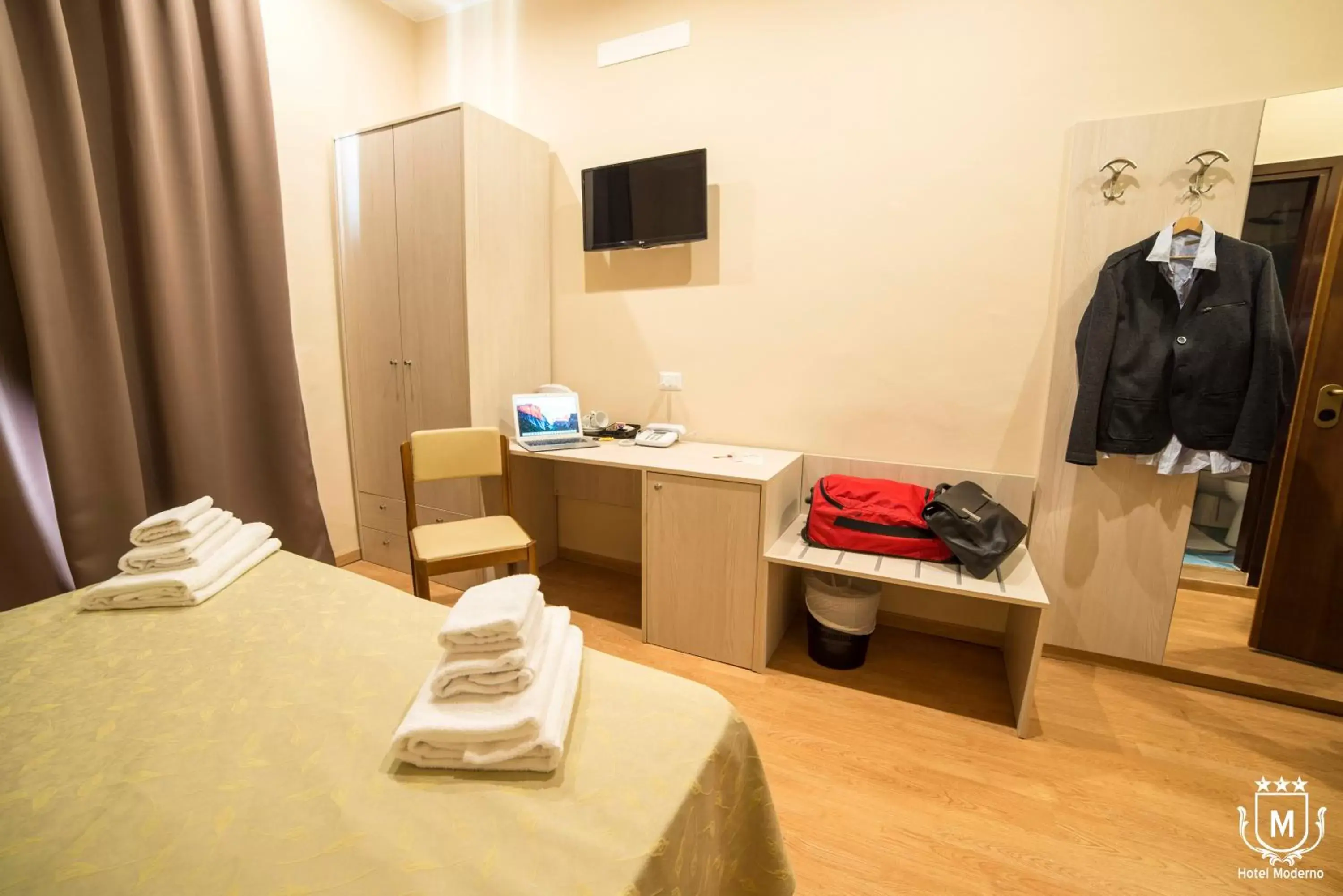 Bed, TV/Entertainment Center in Hotel Moderno