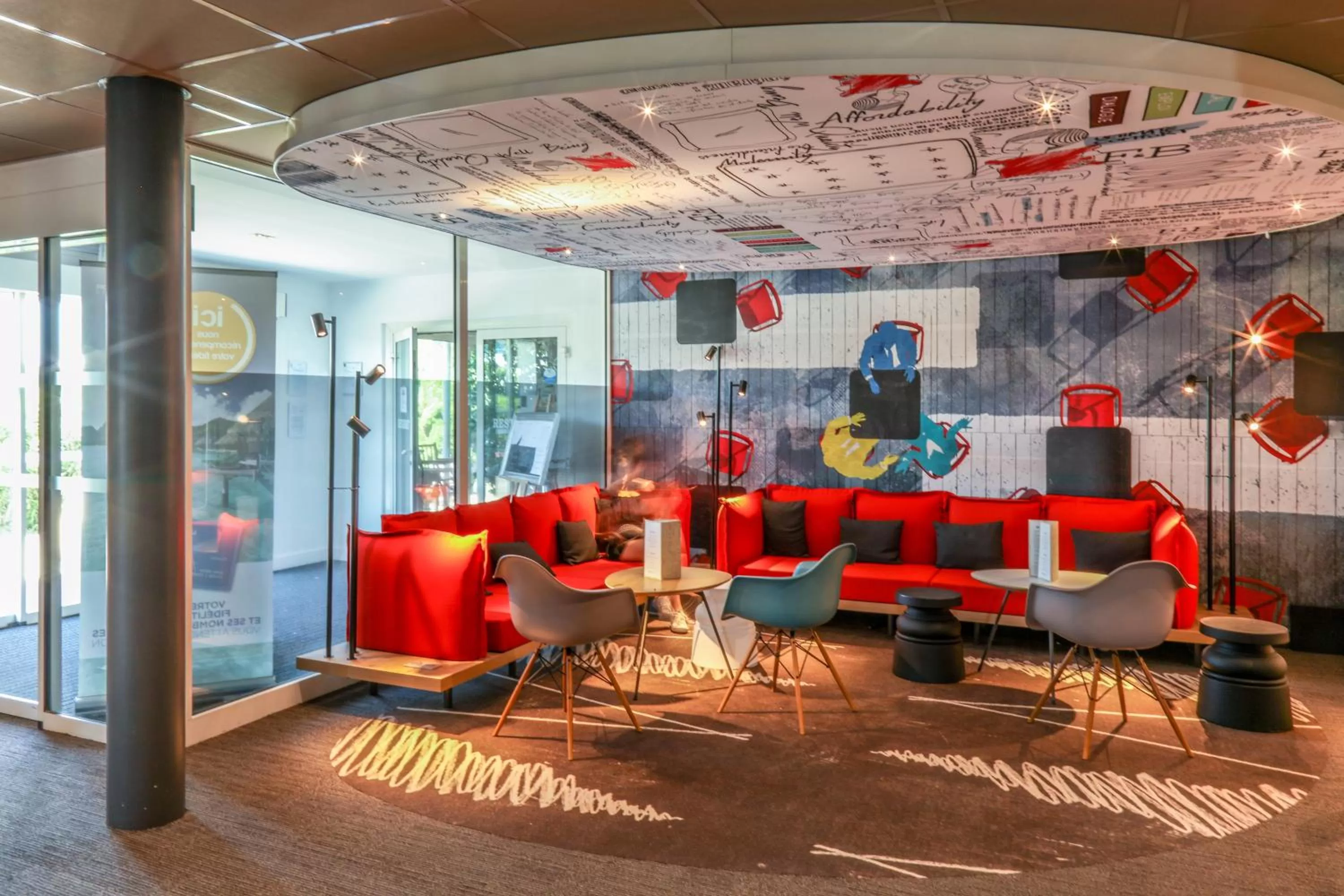 Seating area in ibis Orange Sud