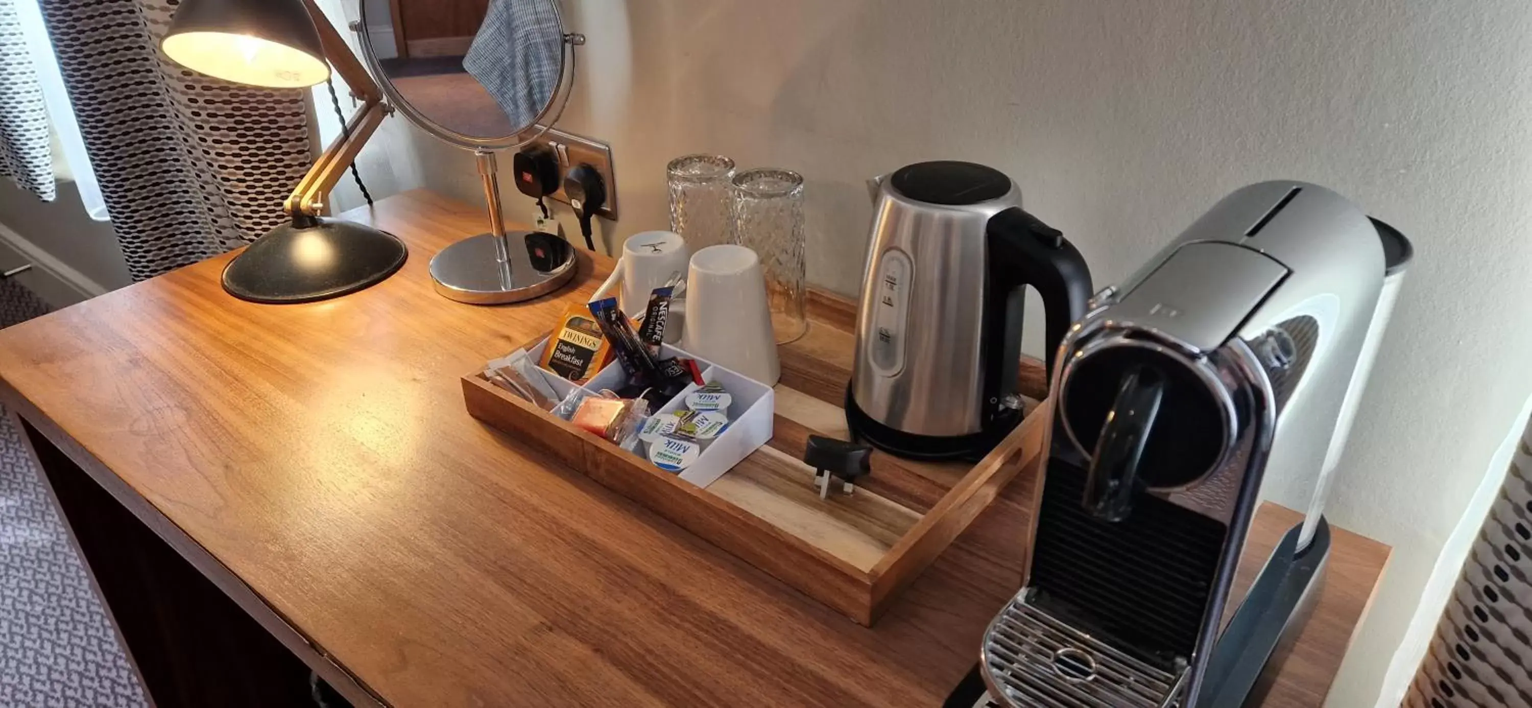 Coffee/tea facilities in The Cross-Keys Hotel