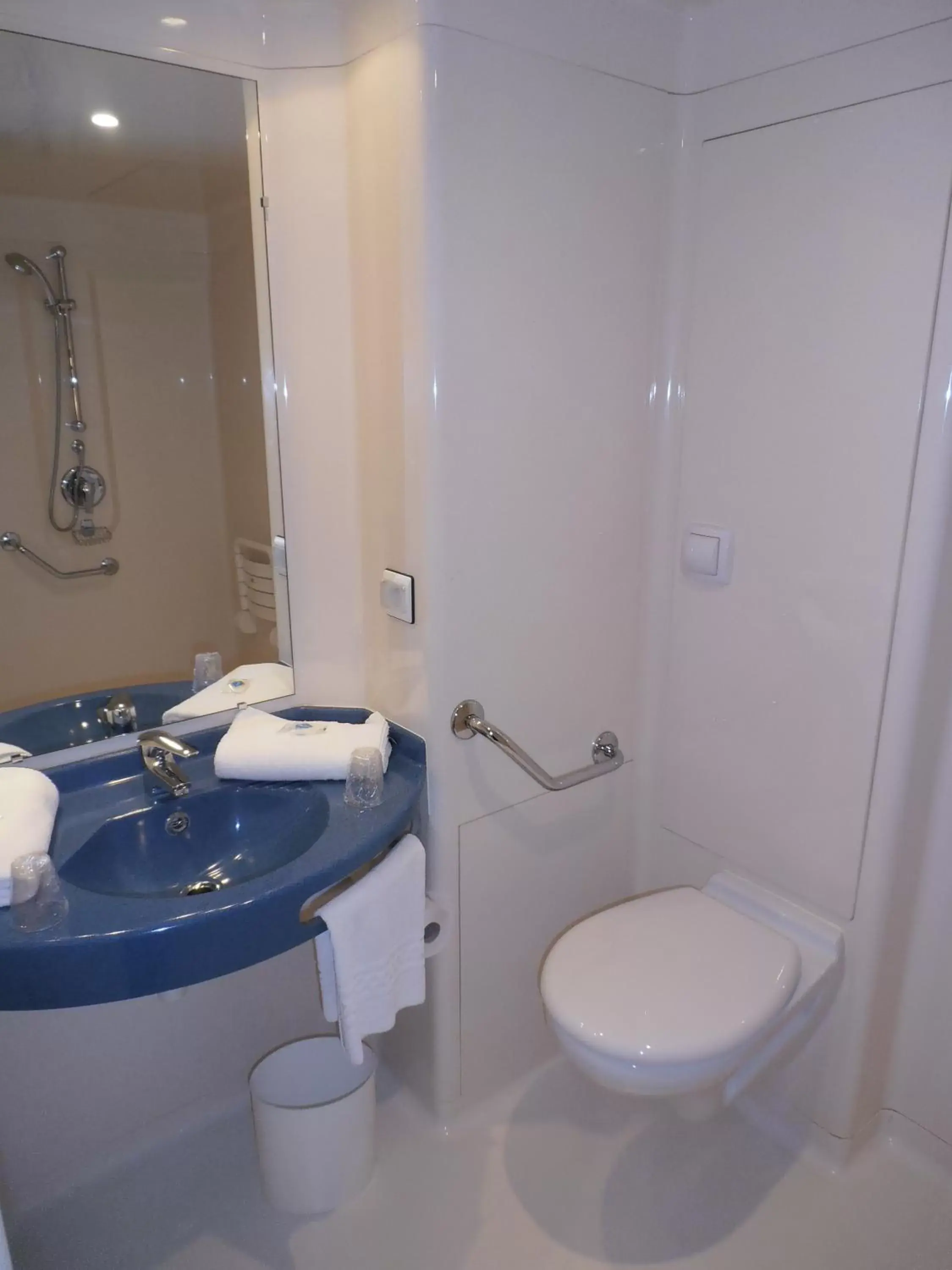 Bathroom in ibis budget Meung sur Loire