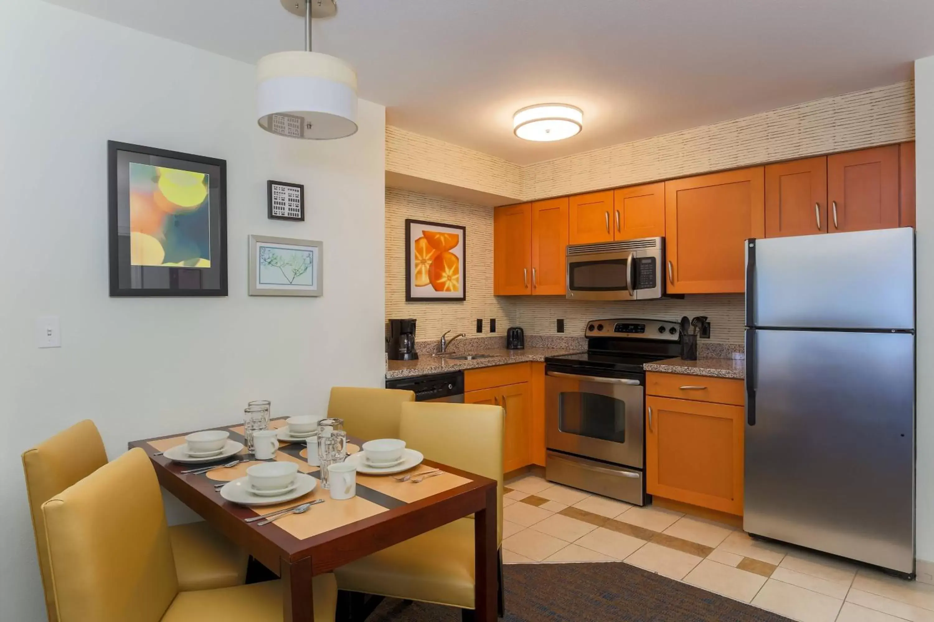 Bedroom, Kitchen/Kitchenette in Residence Inn by Marriott Arlington South