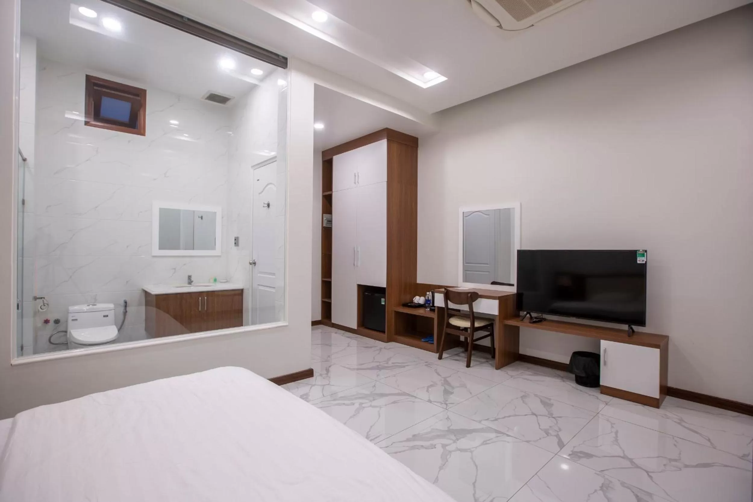 Bathroom, TV/Entertainment Center in Hoang Hung Hotel